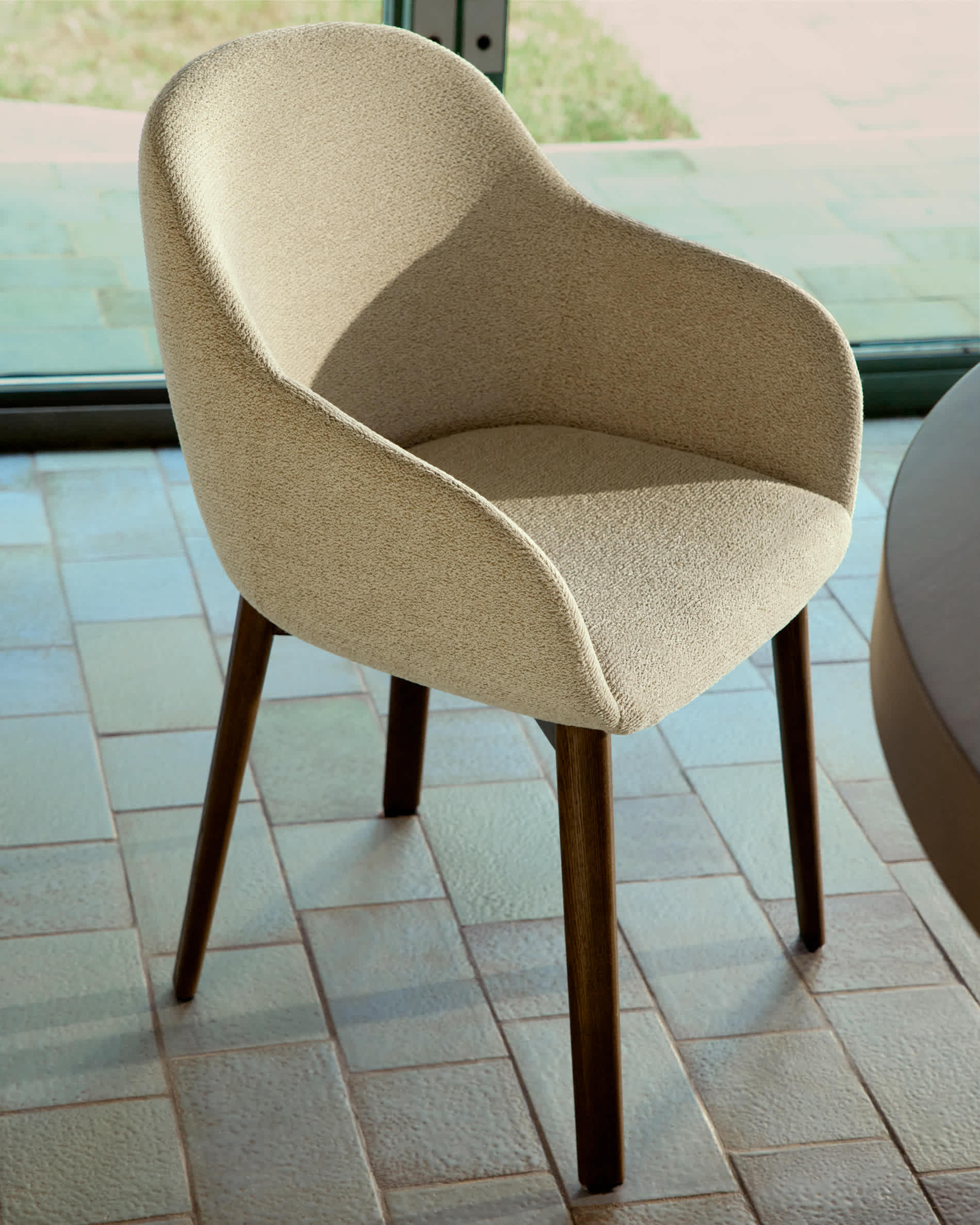 Meila chair with armrests in beige chenille with legs in solid ash wood with walnut finish