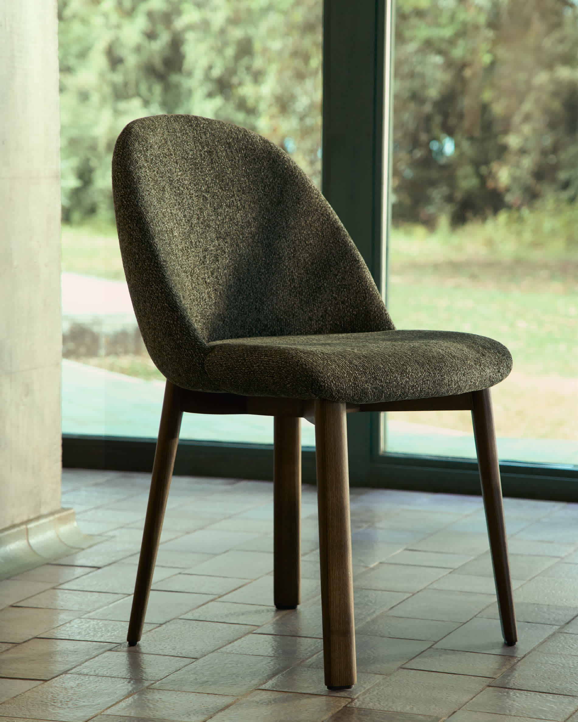 Meila chair in green chenille with legs in solid ash wood with walnut finish
