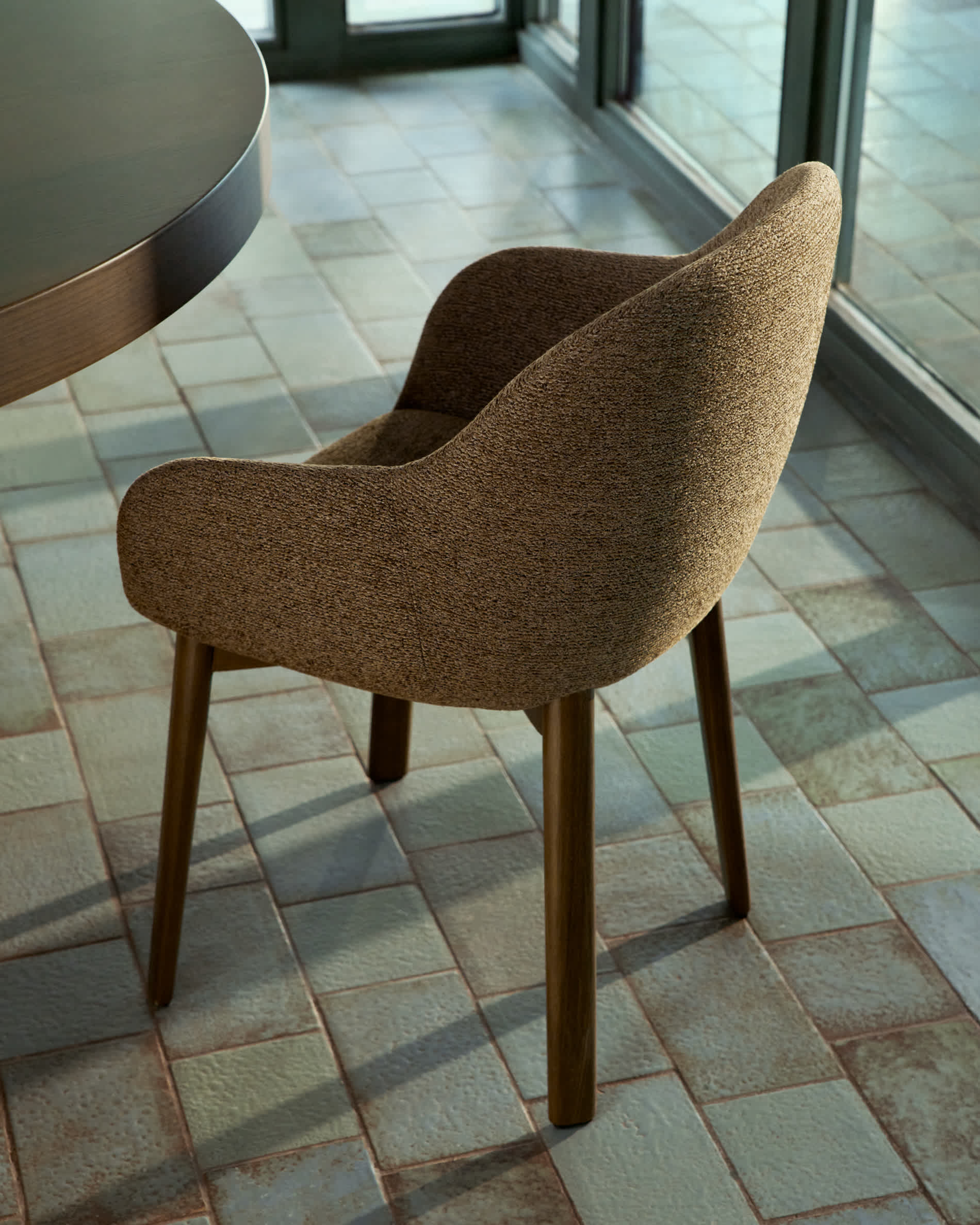 Meila chair with armrests in terracotta chenille with legs in solid ash wood with walnut finish