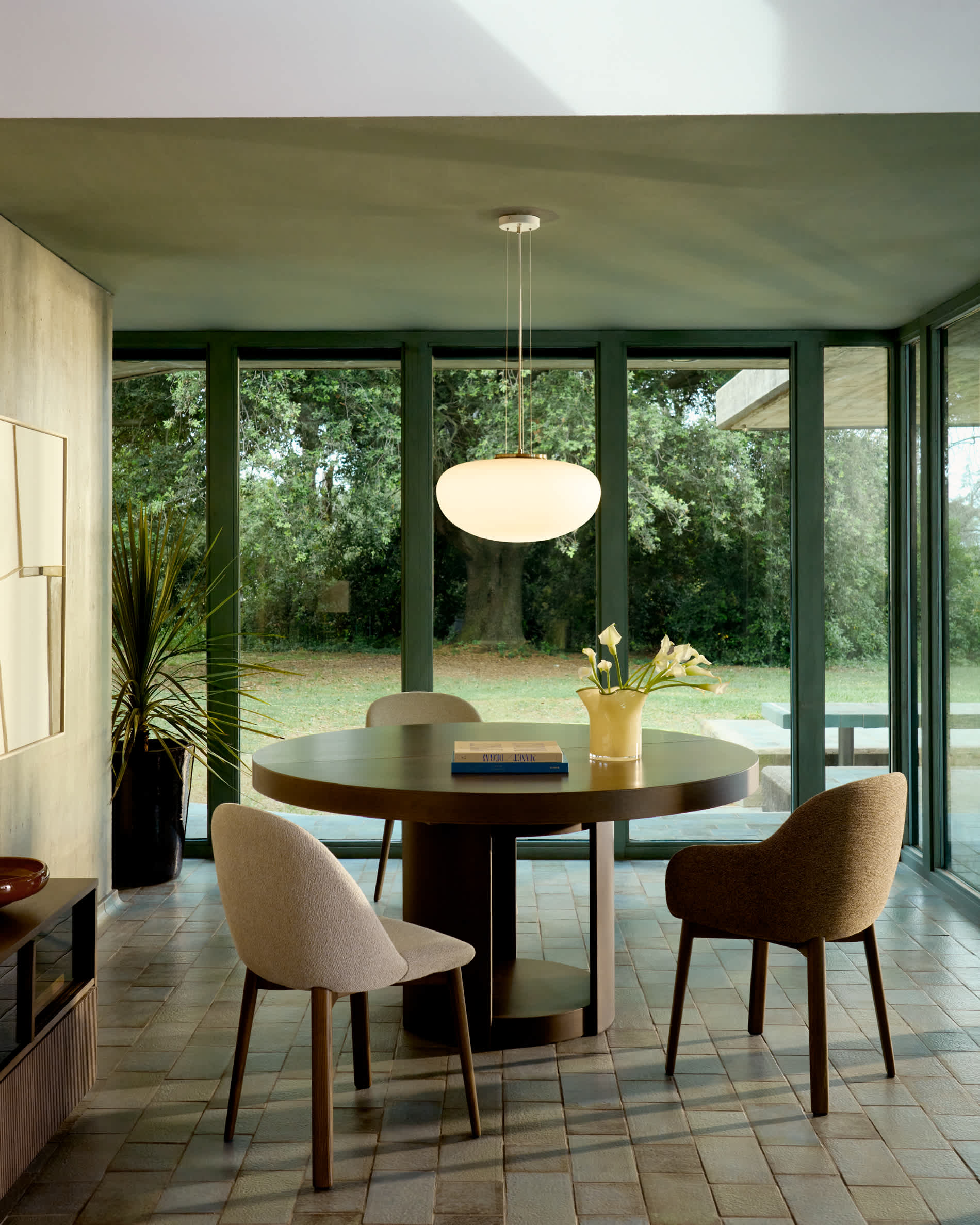 Artis extendable round table in solid wood and oak veneer with a walnut finish, FSC 100%, 150 (200) x 80 cm