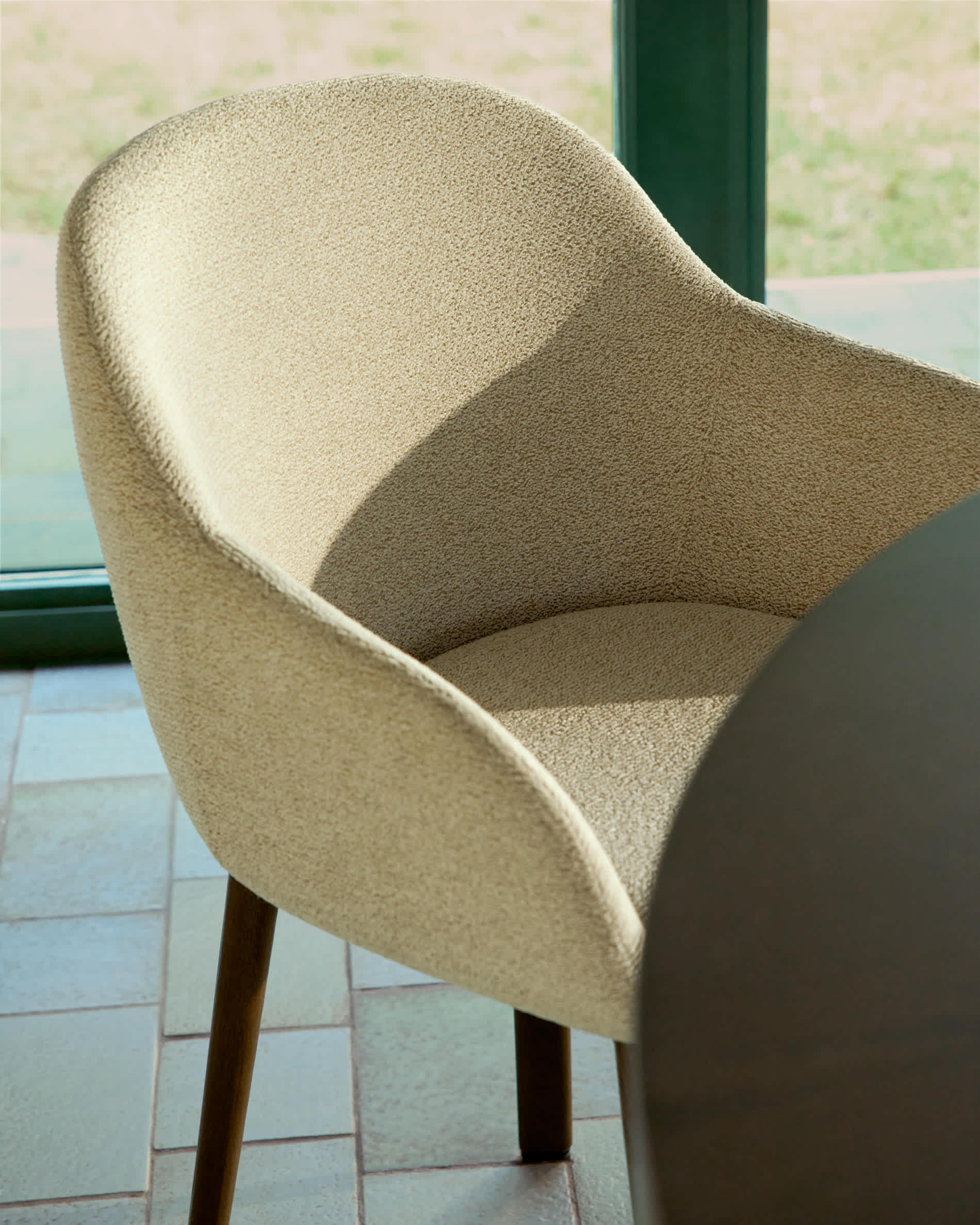 Meila chair with armrests in beige chenille with legs in solid ash wood with walnut finish