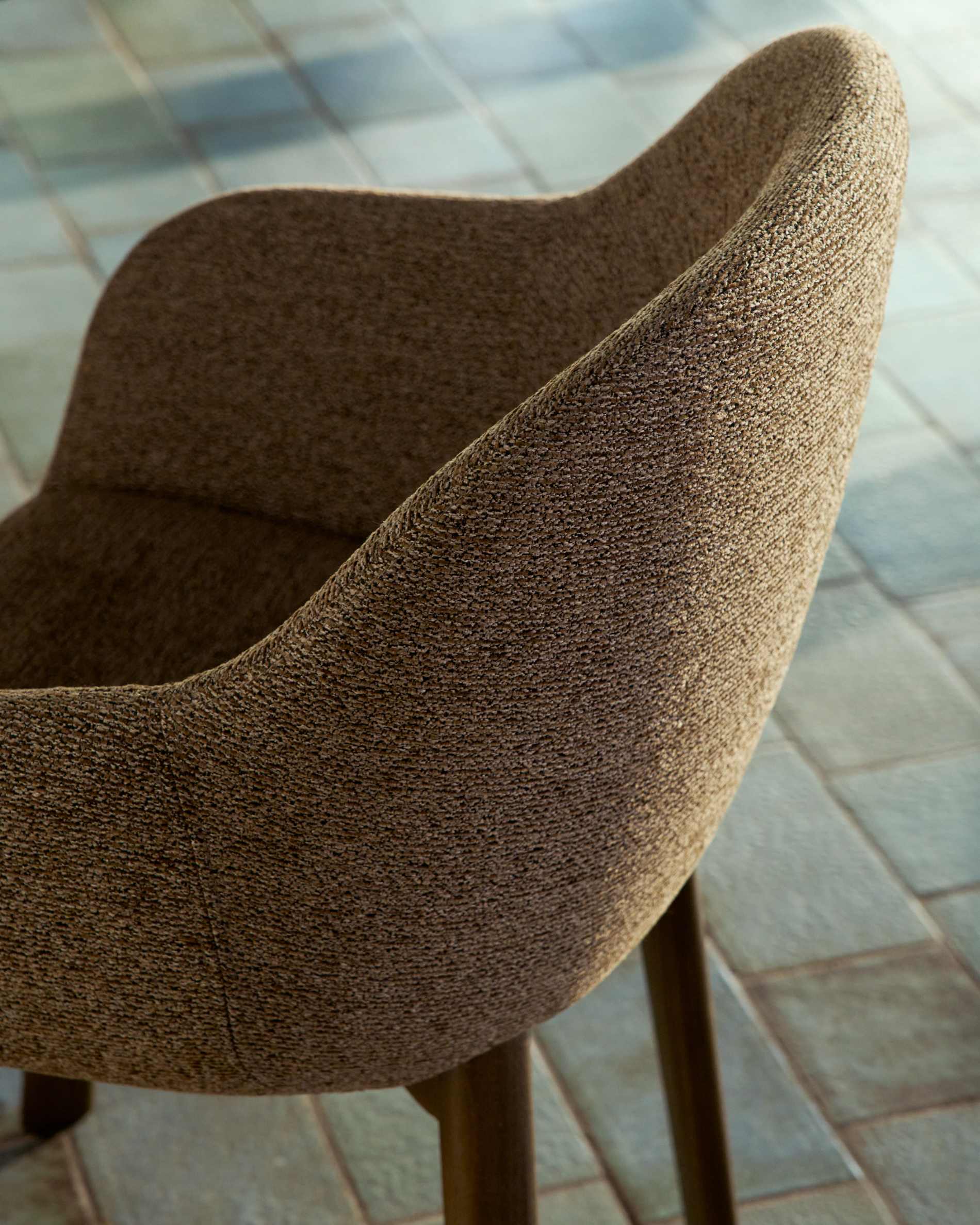 Meila chair with armrests in terracotta chenille with legs in solid ash wood with walnut finish