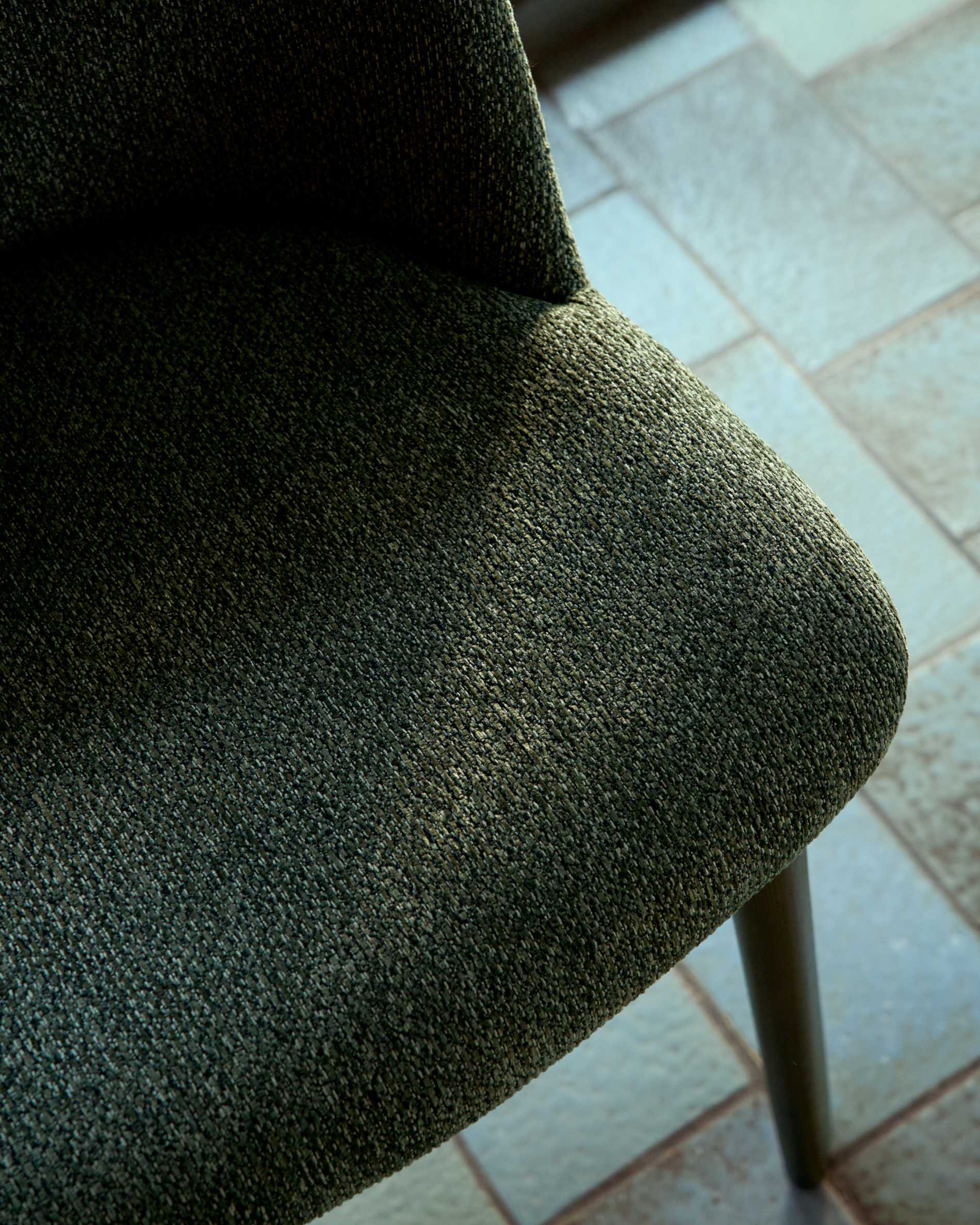 Meila chair in green chenille with legs in solid ash wood with walnut finish