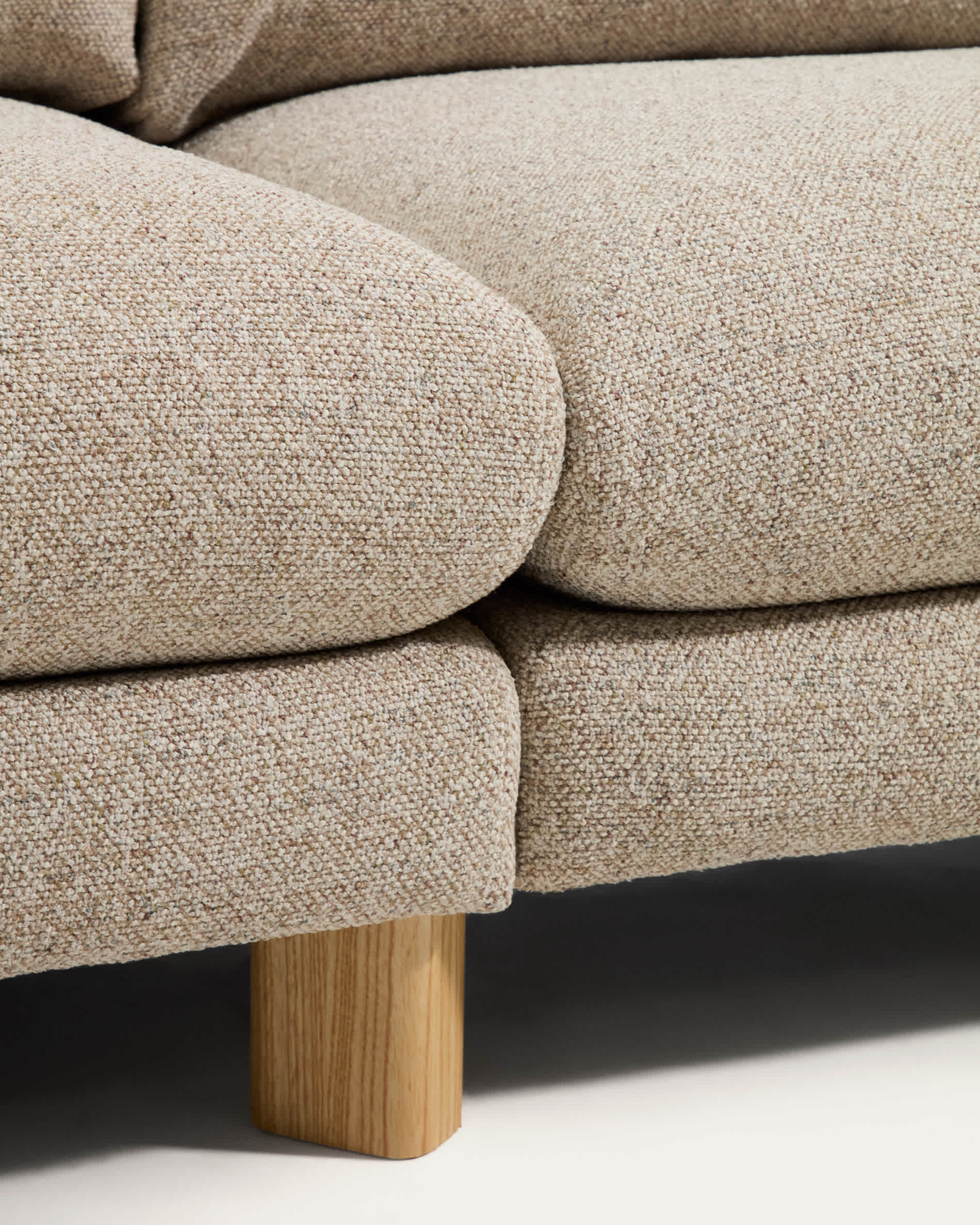 Vera beige 5-seater corner sofa with natural-finish solid ash wood legs 330 x 330 cm FSC Mix Credit