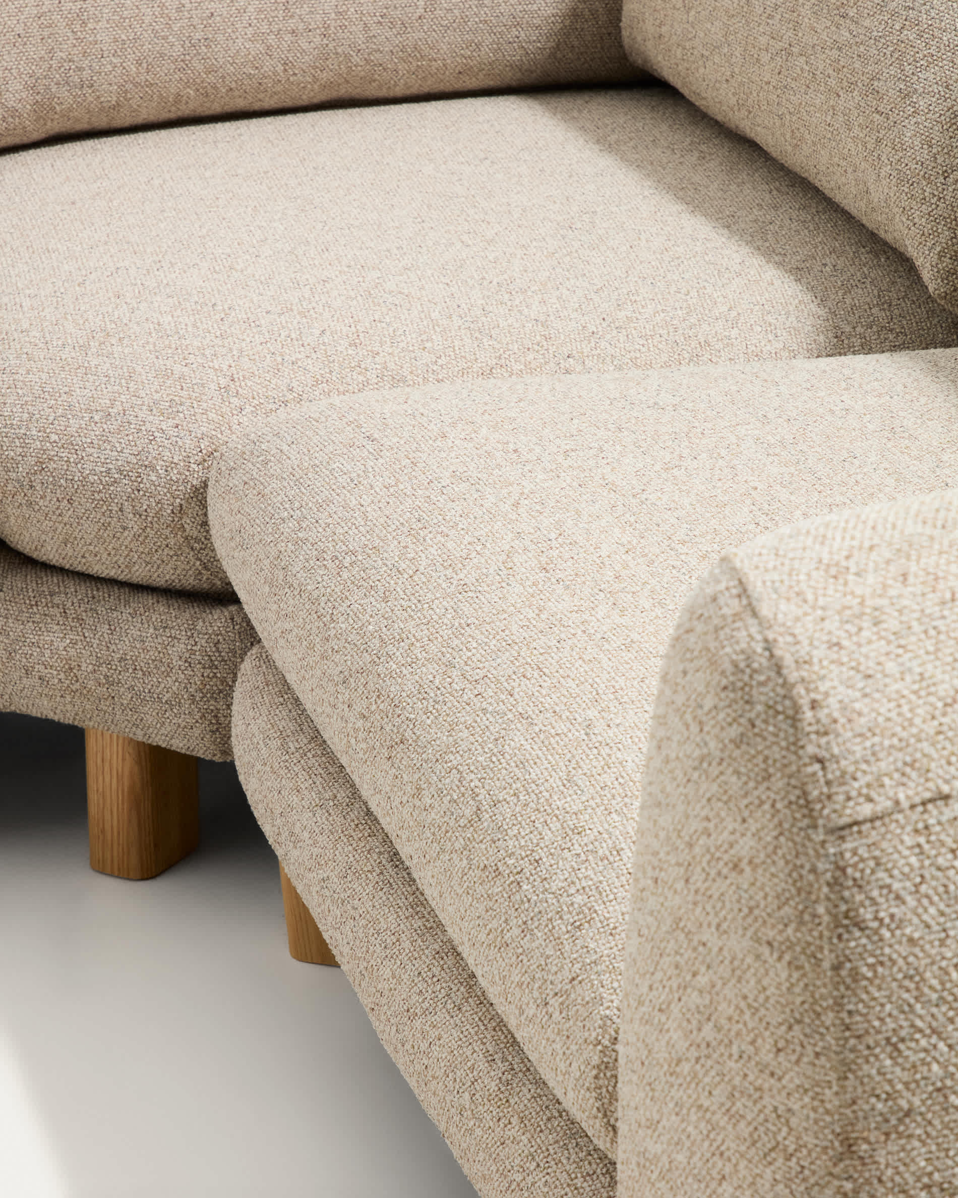 Vera beige 5-seater corner sofa with natural-finish solid ash wood legs 330 x 330 cm FSC Mix Credit