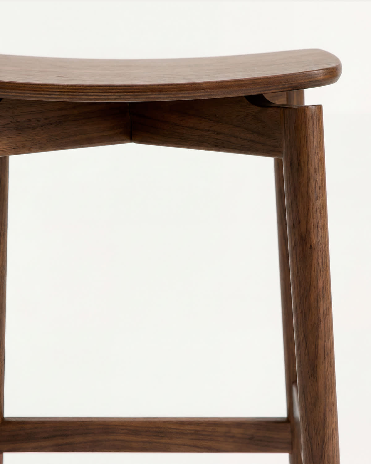 Evera stool in oak veneer with walnut finish 65cm