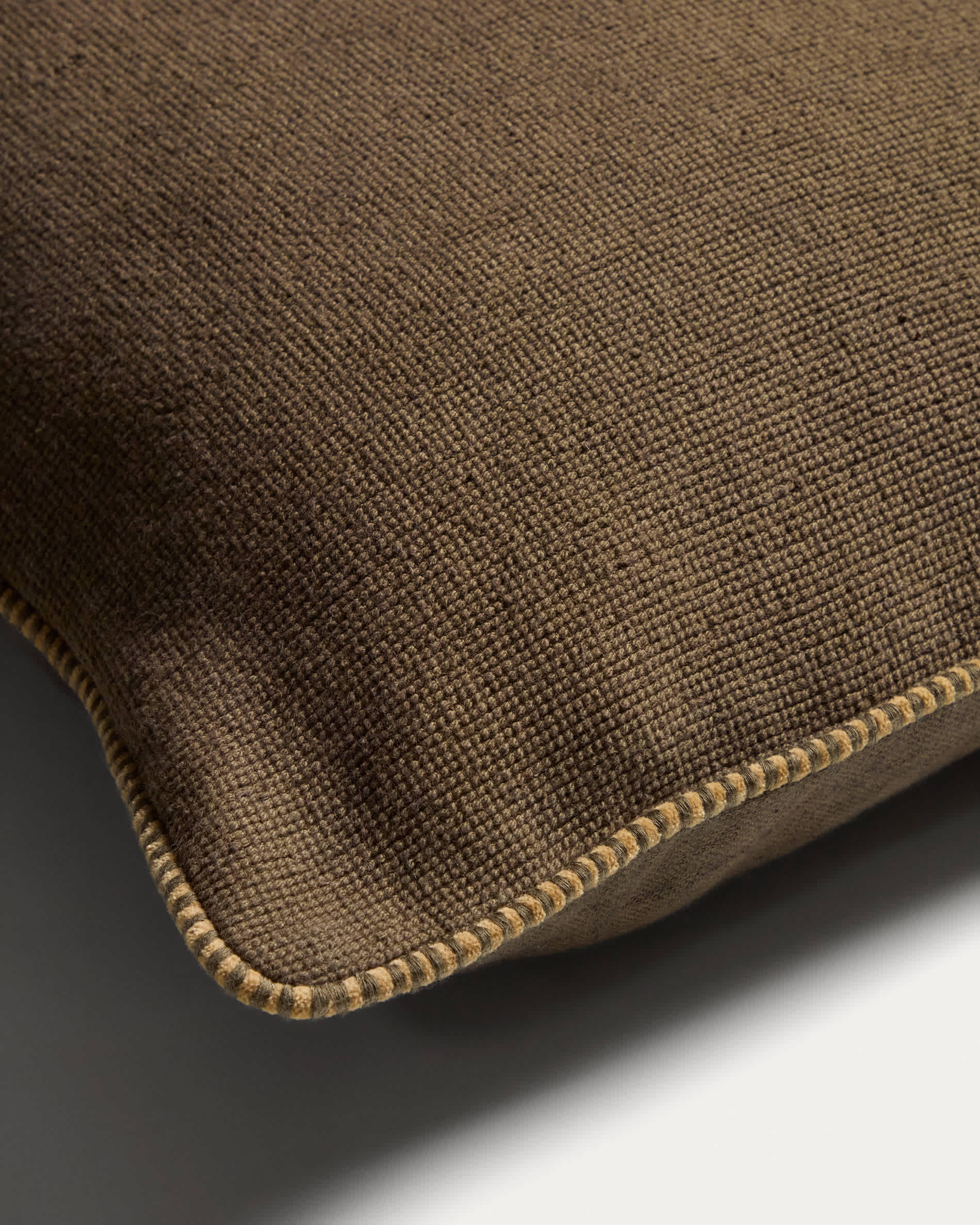 Rivon green cushion cover with contrast piping 45 x 45 cm