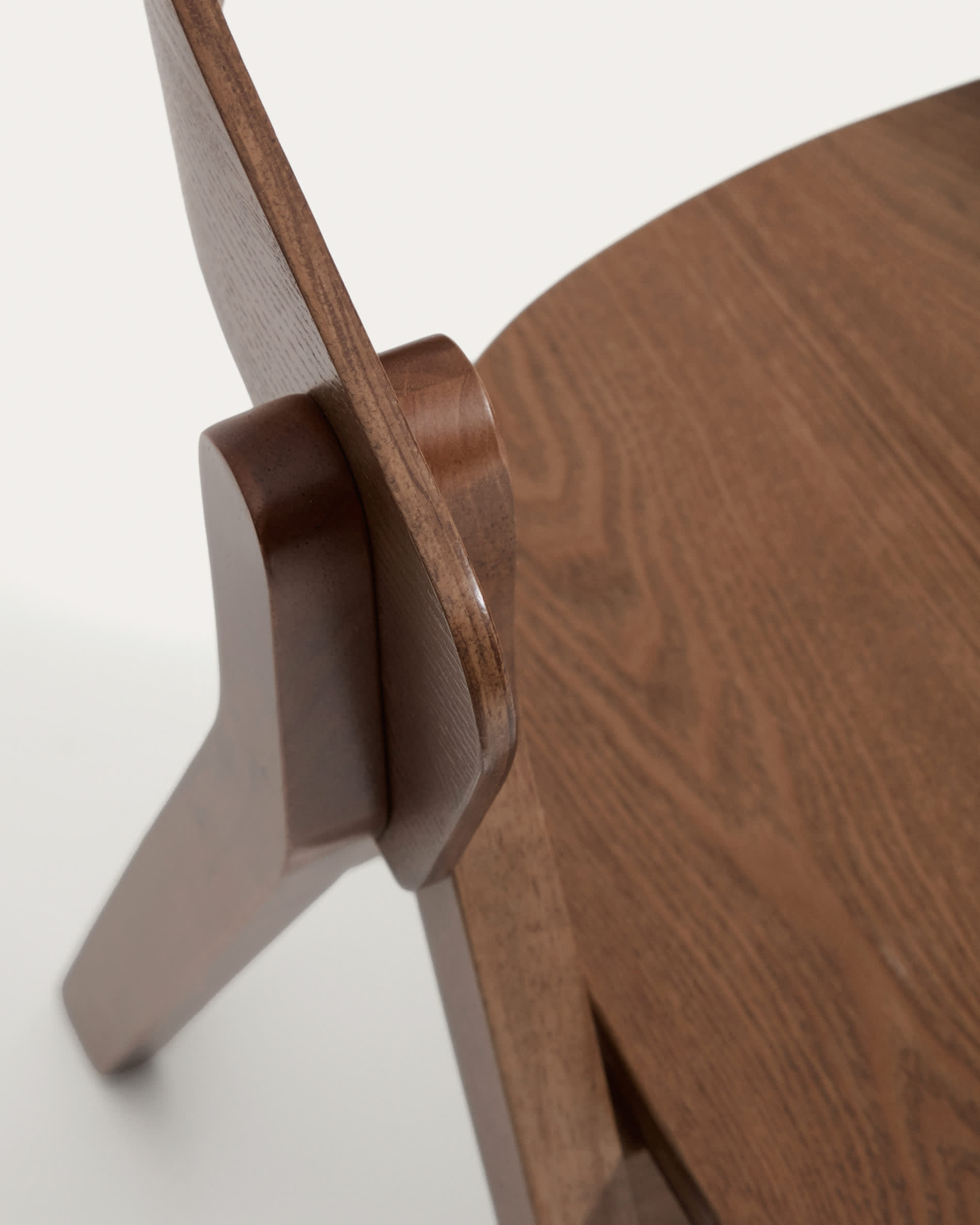 Godia chair in oak veneer with walnut finish