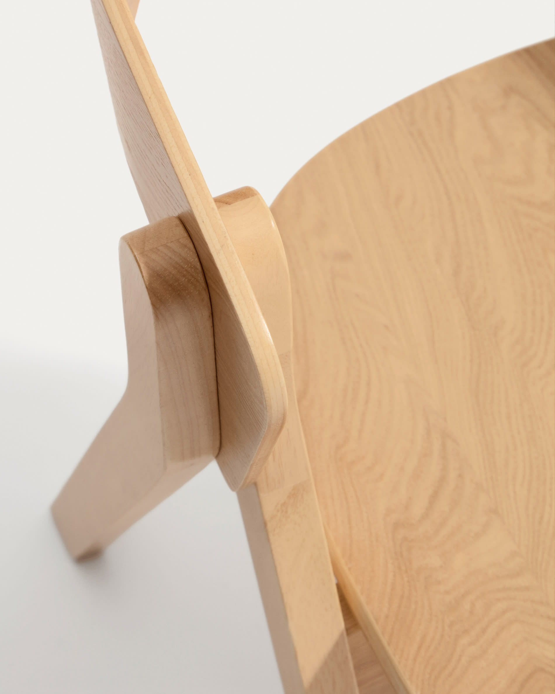 Godia chair in oak veneer with natural finish