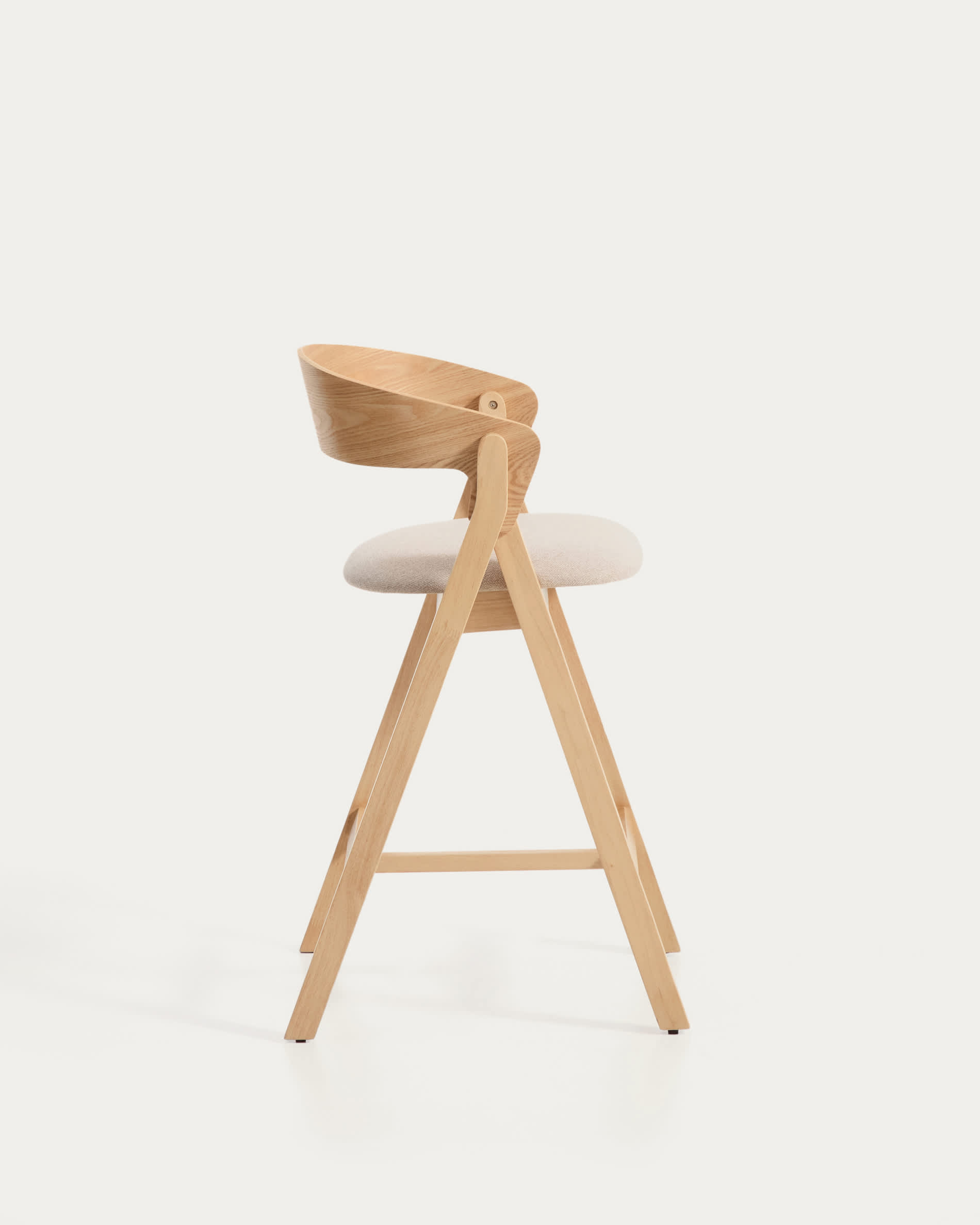 Godia stool in oak veneer with natural finish and beige chenille
