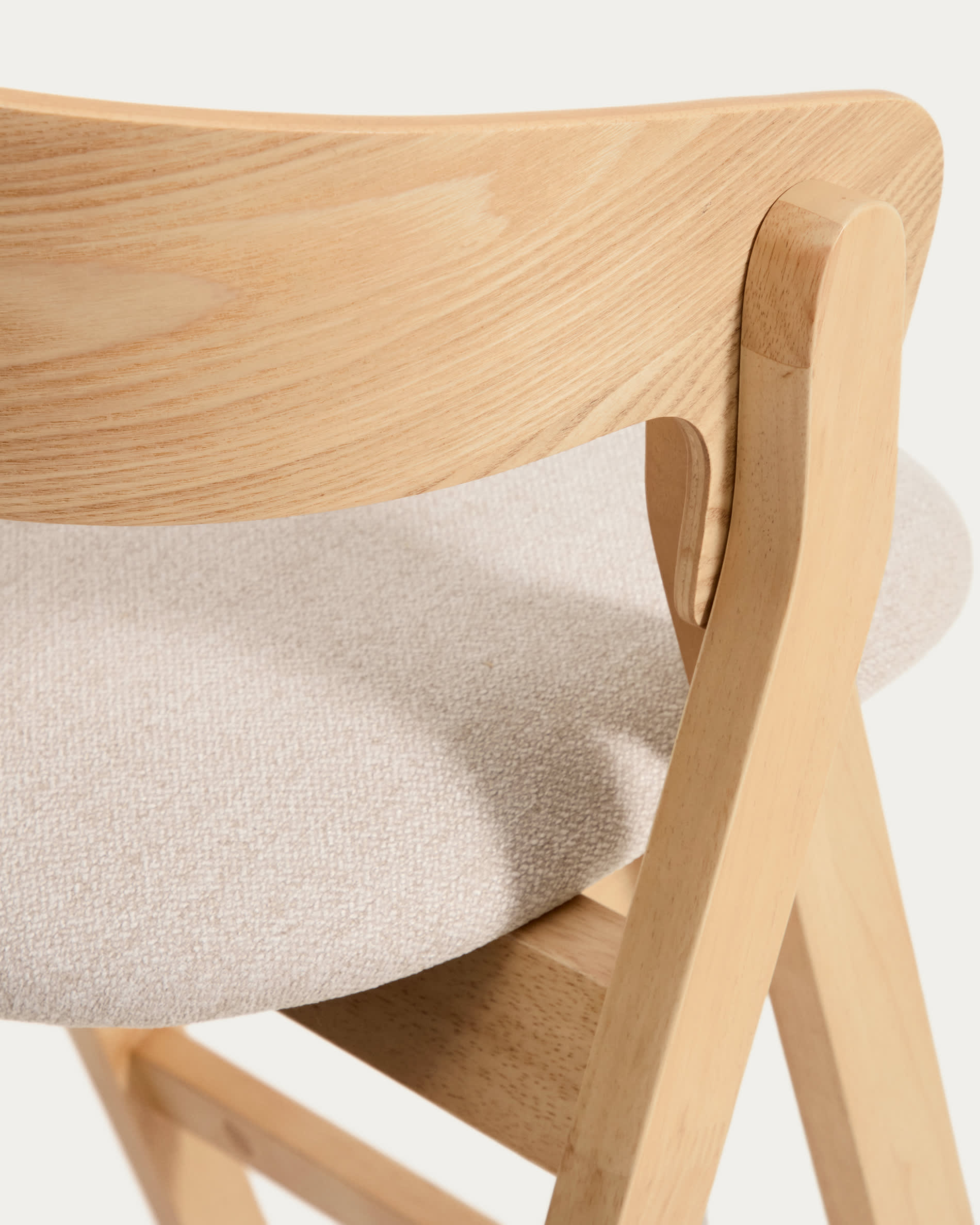 Godia stool in oak veneer with natural finish and beige chenille