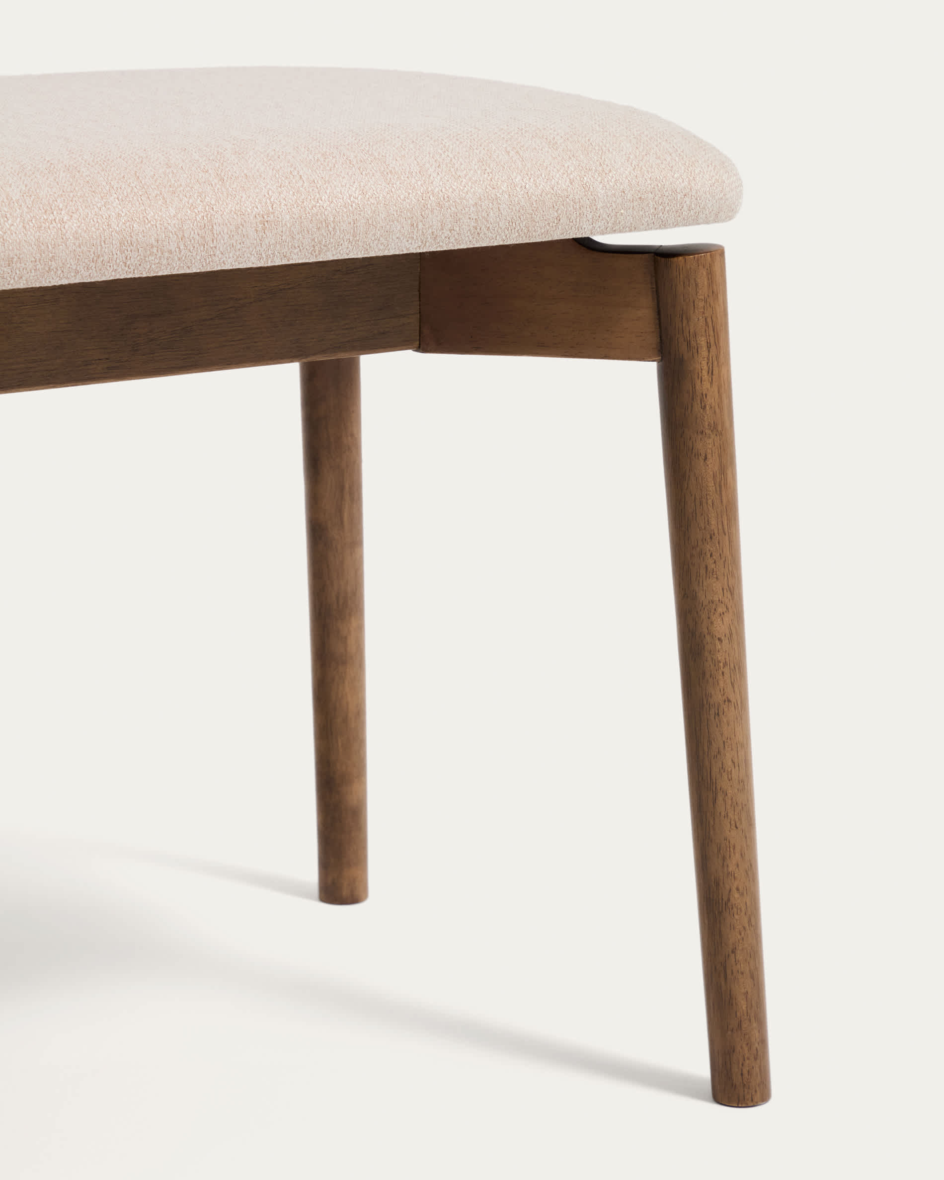 Evera bench in oak veneer with walnut finish and brown chenille 122cm