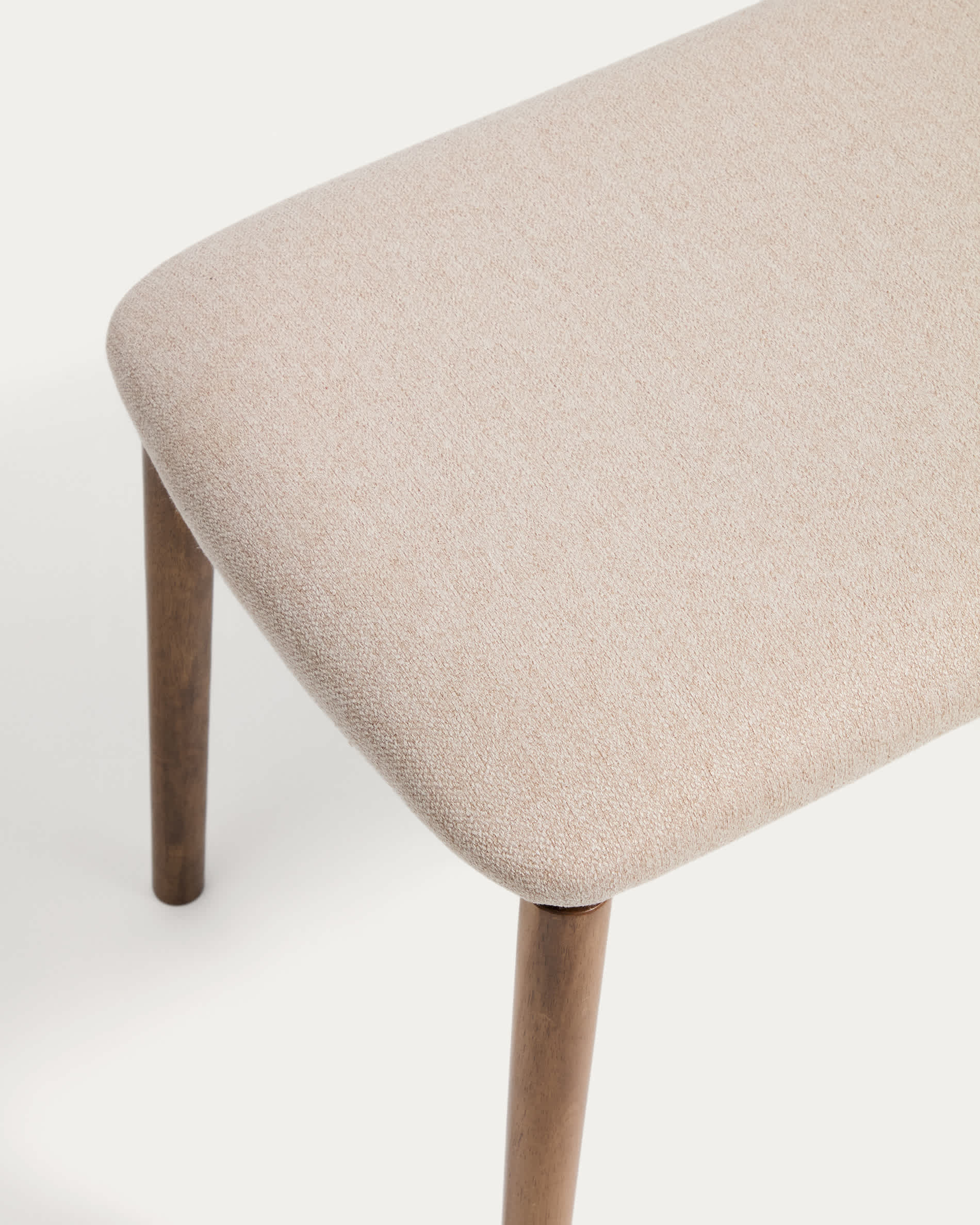 Evera bench in oak veneer with walnut finish and brown chenille 122cm