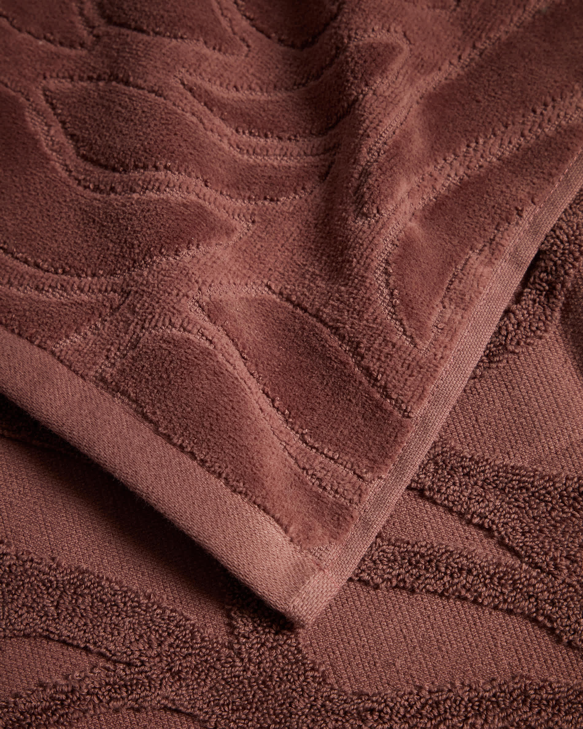 Lurevi 100% cotton jacquard hand towel with a maroon velvet finish 50 x 90 cm