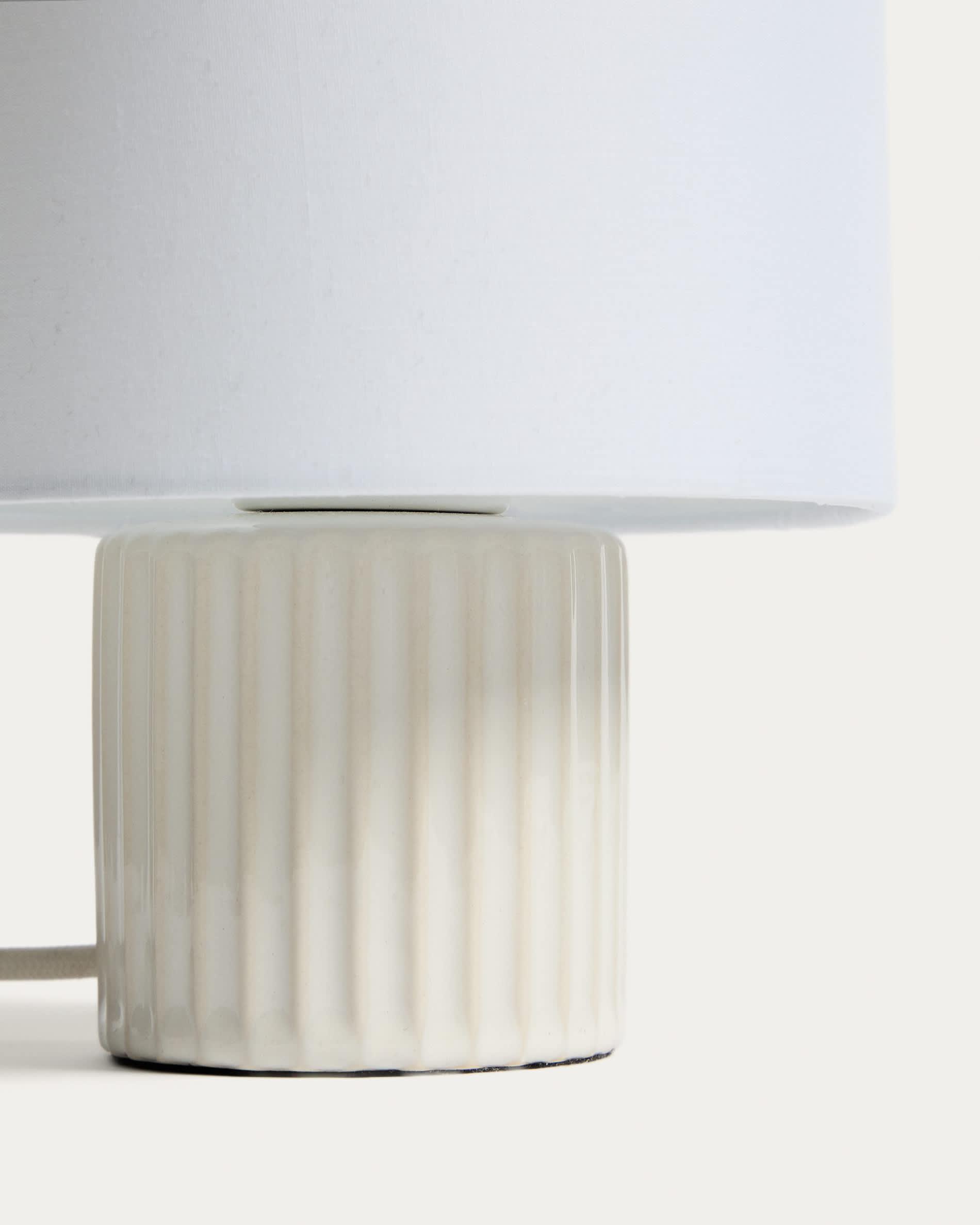 Eshe ceramic table lamp with white finish