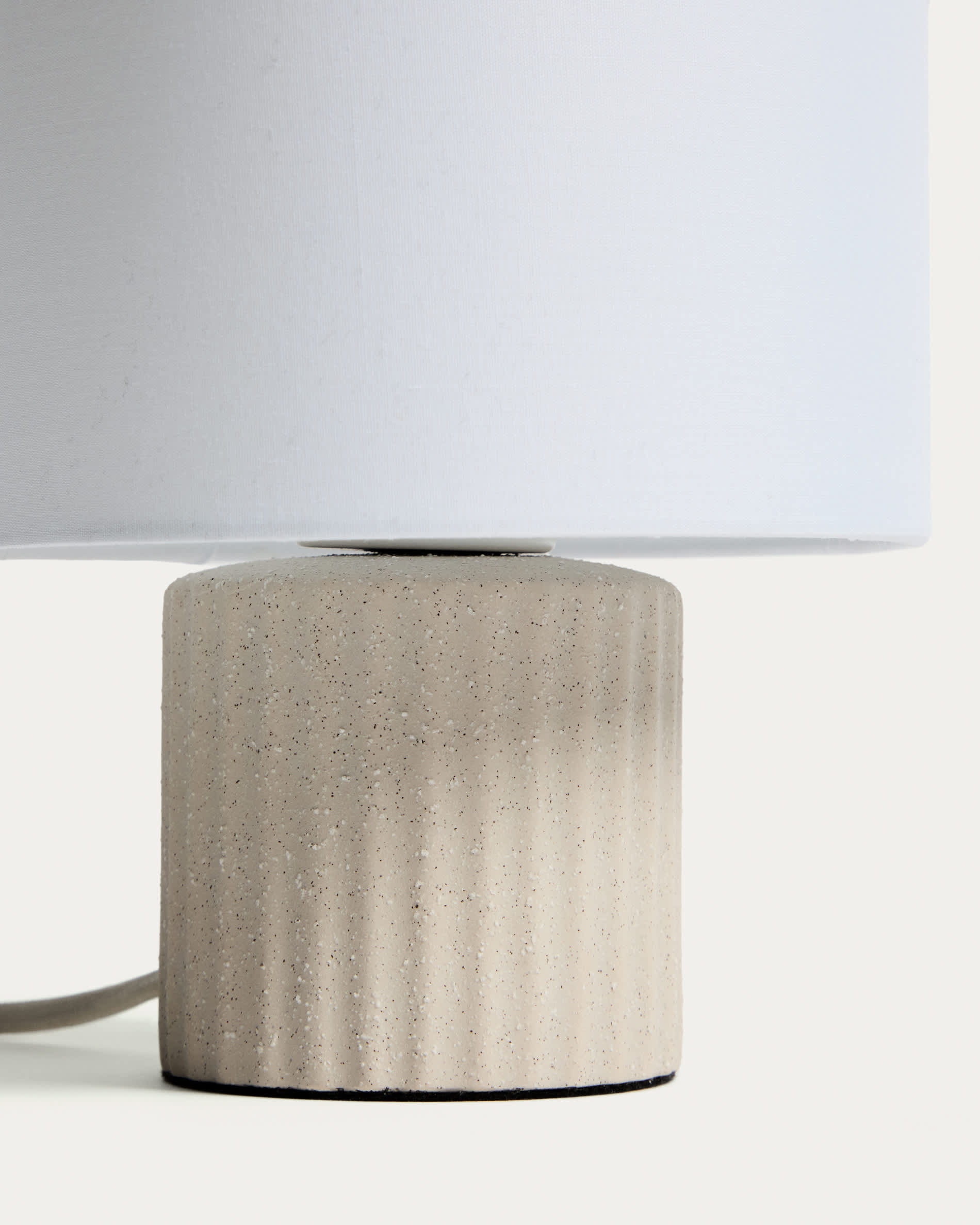 Eshe ceramic table lamp with beige finish