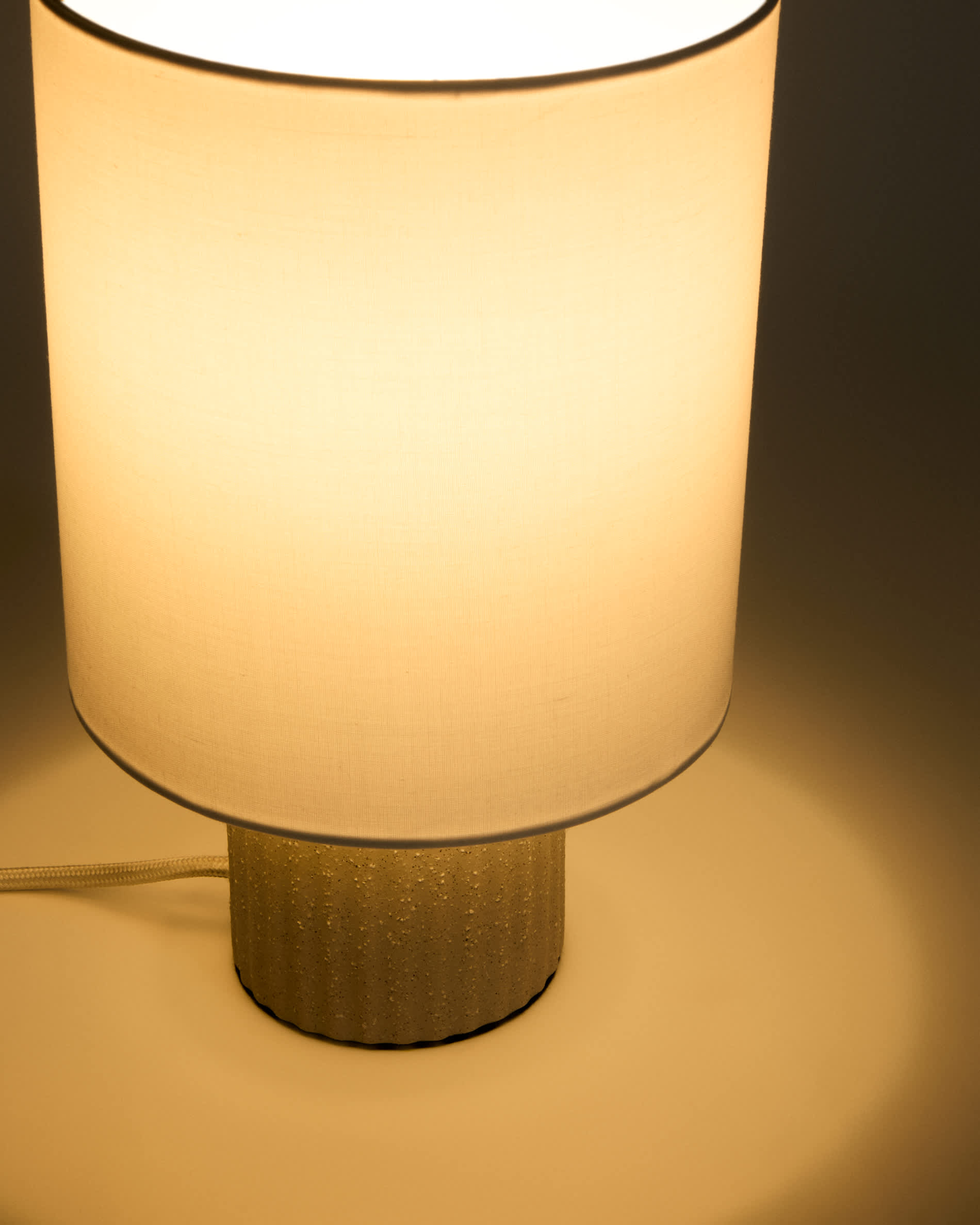 Eshe ceramic table lamp with beige finish