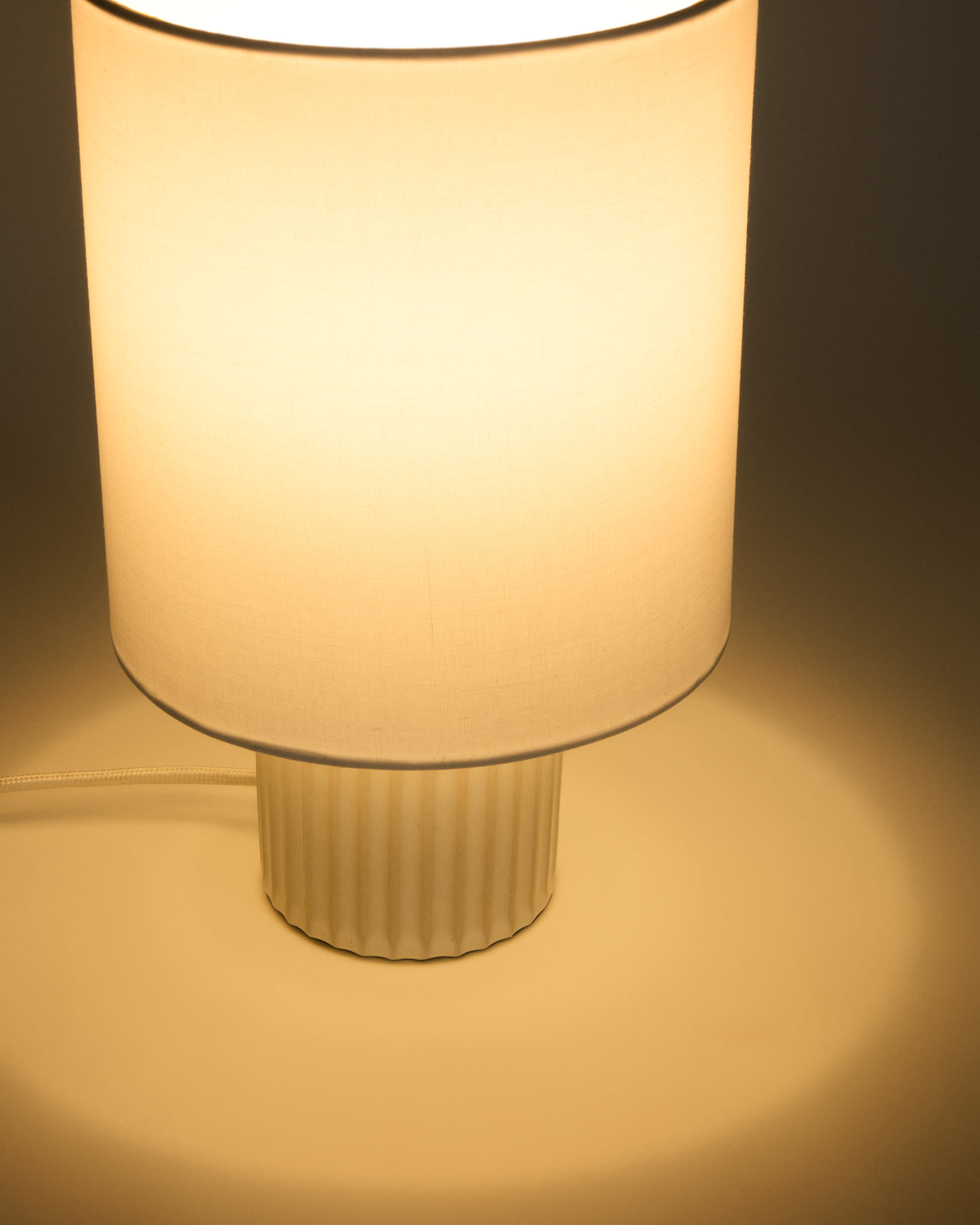 Eshe ceramic table lamp with white finish