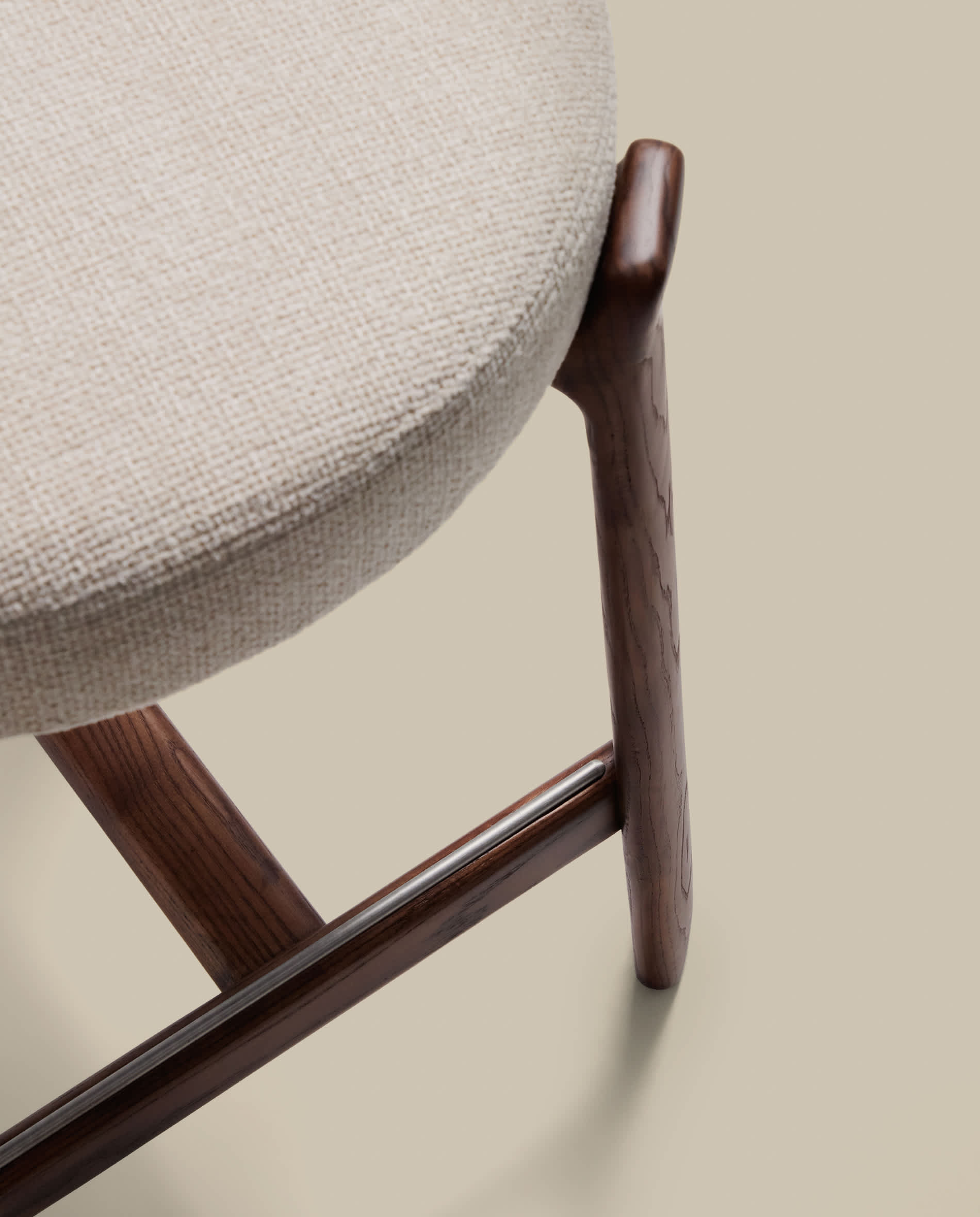Granite fire-retardant stool with backrest in beige chenille and solid ash wood with walnut-coloured finish FSC 100% 65cm