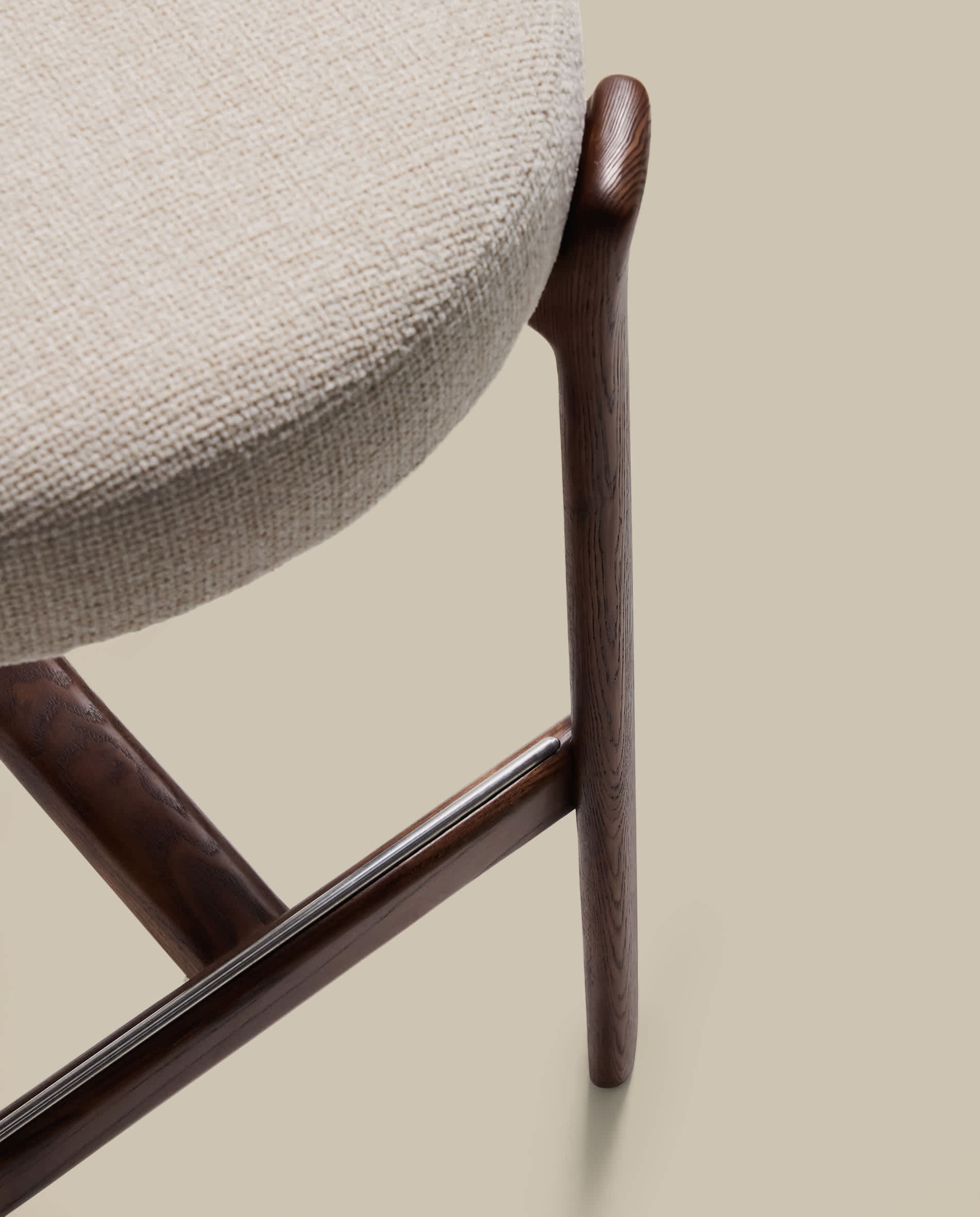 Granite fire-retardant stool with backrest in beige chenille and solid ash wood with walnut-coloured finish FSC 100% 75cm