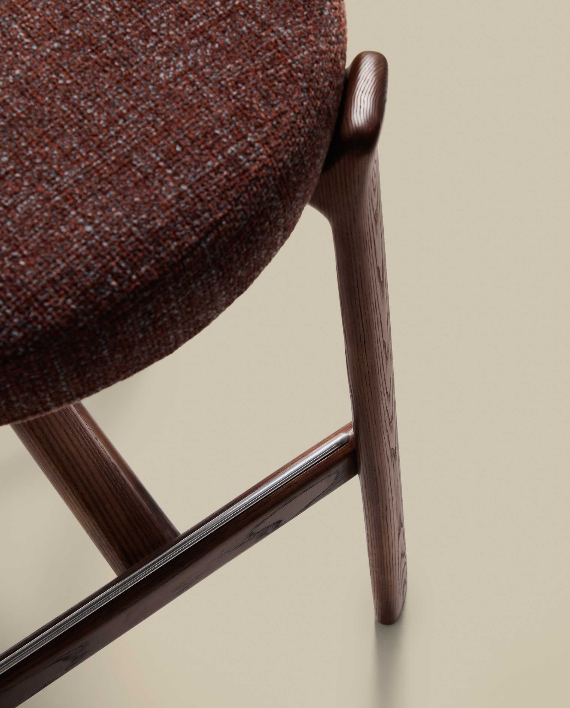 Granite fire-retardant stool with backrest in brown chenille and solid ash wood with walnut-coloured finish FSC 100% 75cm
