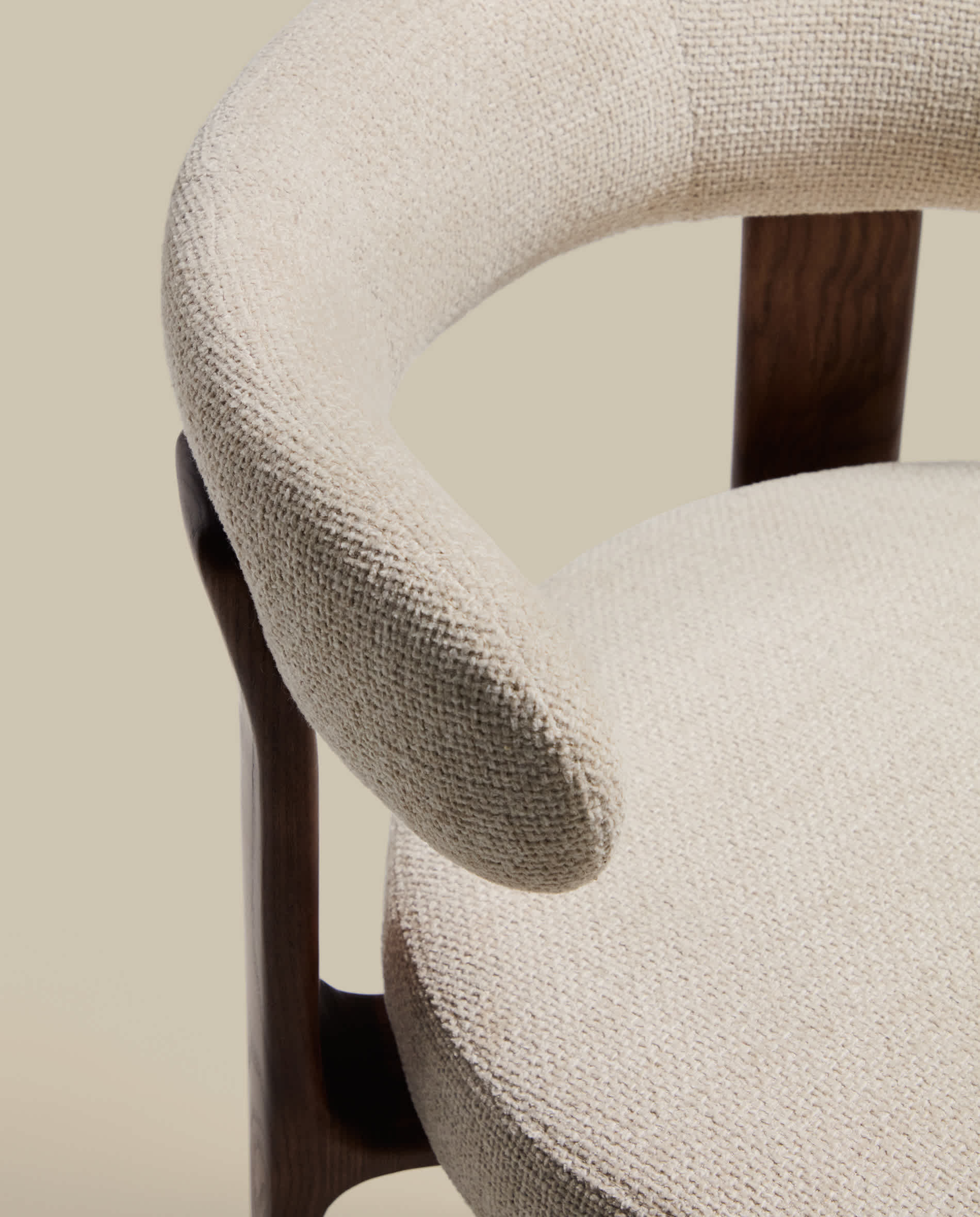 Granite fire-retardant stool with backrest in beige chenille and solid ash wood with walnut-coloured finish FSC 100% 75cm