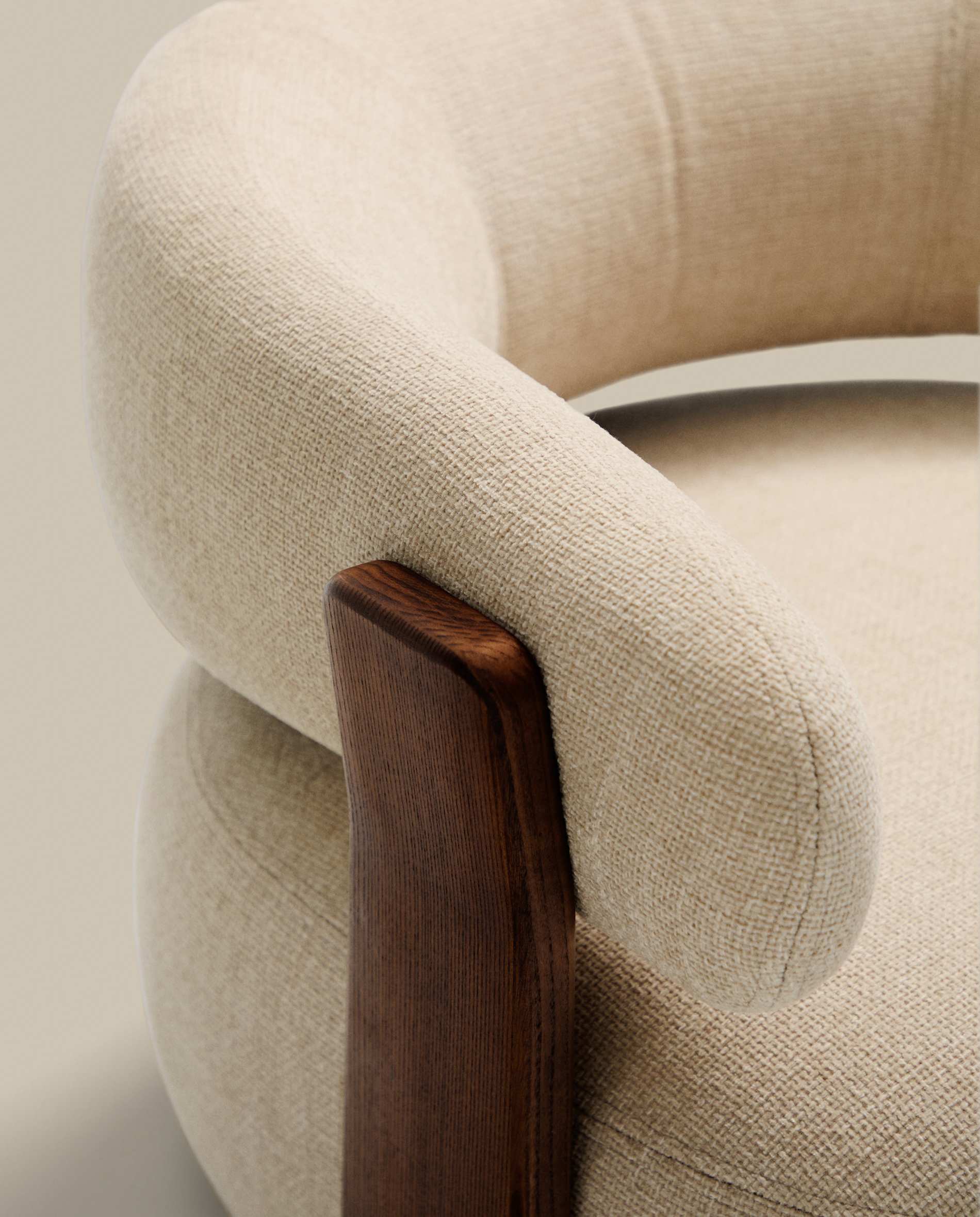 Granite fire-retardant armchair in beige chenille and solid ash wood with walnut-coloured finish FSC 100%