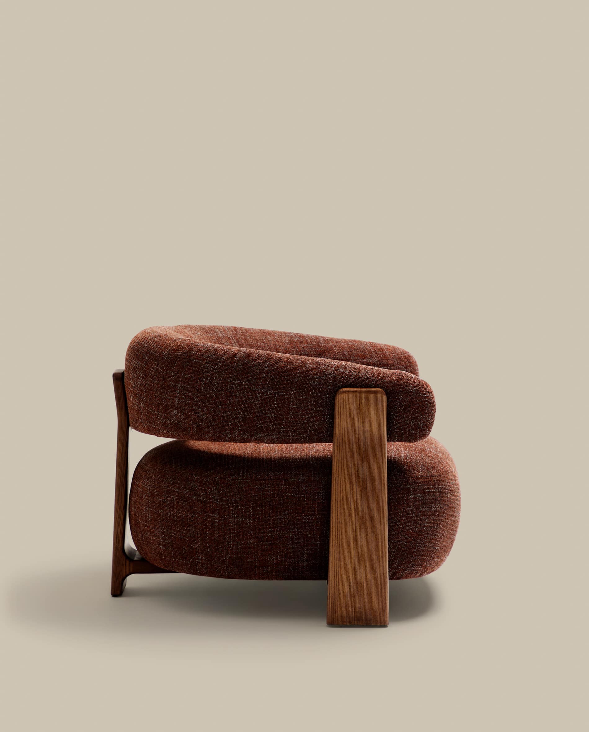 Granite fire-retardant armchair in brown chenille and solid ash wood with walnut-coloured finish FSC 100%