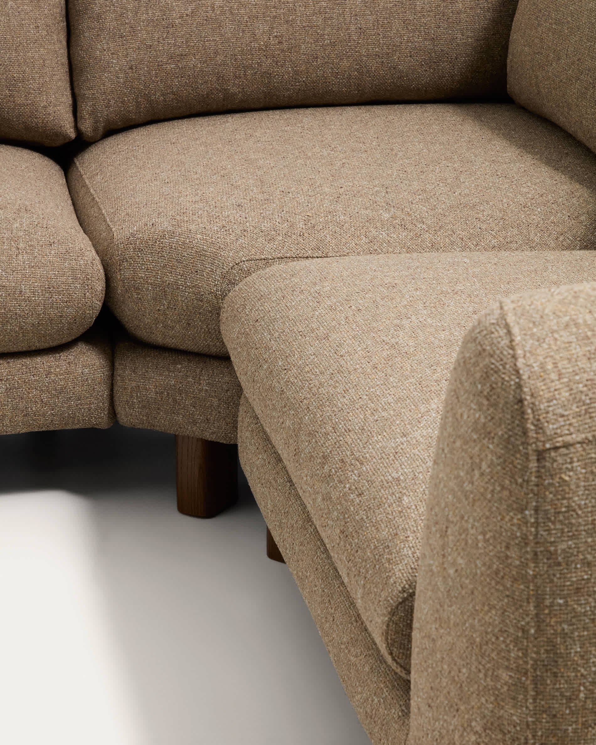 Vera light brown 5-seater corner sofa with walnut-finish solid ash wood legs 330 x 330 cm FSC Mix Credit