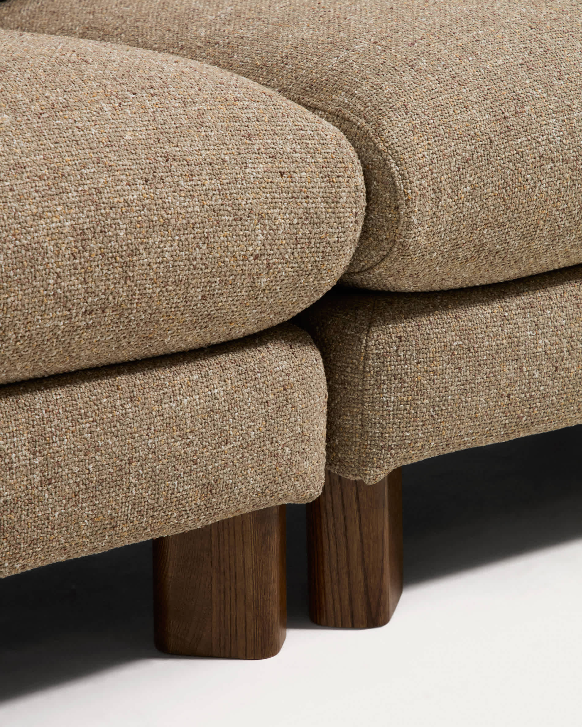 Vera light brown 3-seater sofa with walnut-finish solid ash wood legs 230 cm FSC Mix Credit