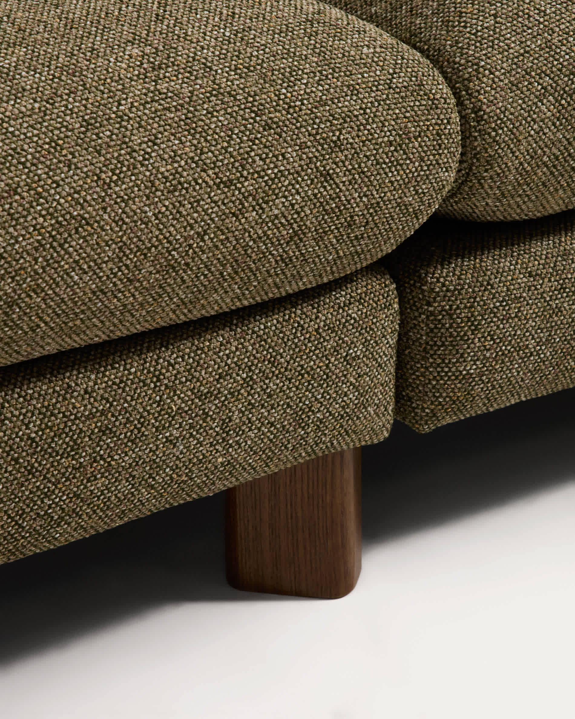 Vera olive green 4-seater sofa with right-hand chaise longue with walnut-finish solid ash wood legs 322 cm FSC Mix Credit