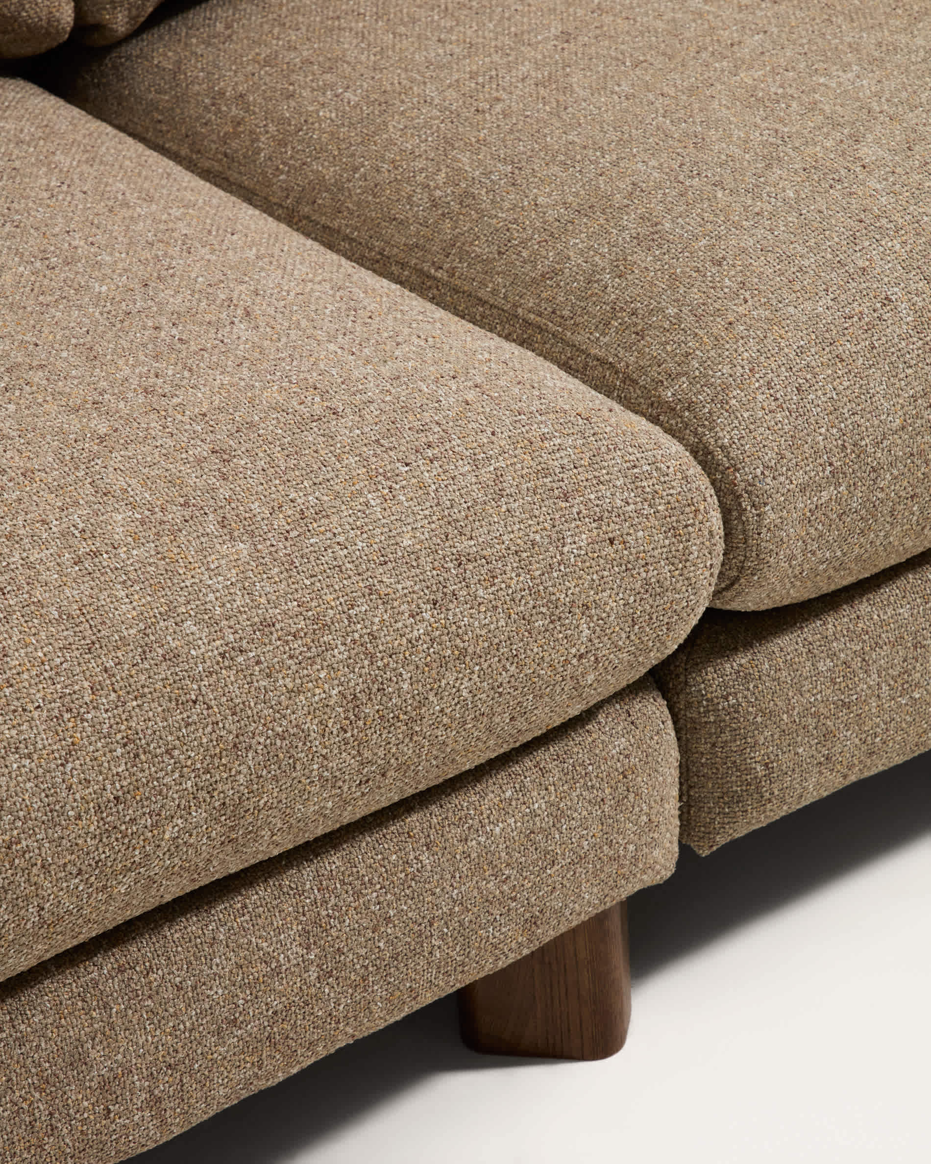 Vera light brown 4-seater sofa with left-hand chaise longue with walnut-finish solid ash wood legs 322 cm FSC Mix Credit