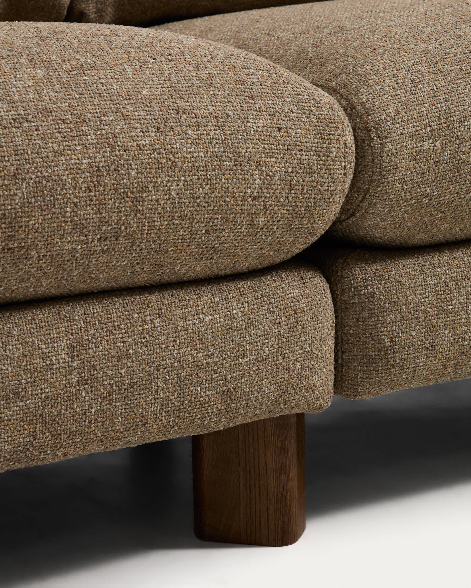 Vera light brown 5-seater corner sofa with walnut-finish solid ash wood legs 330 x 330 cm FSC Mix Credit