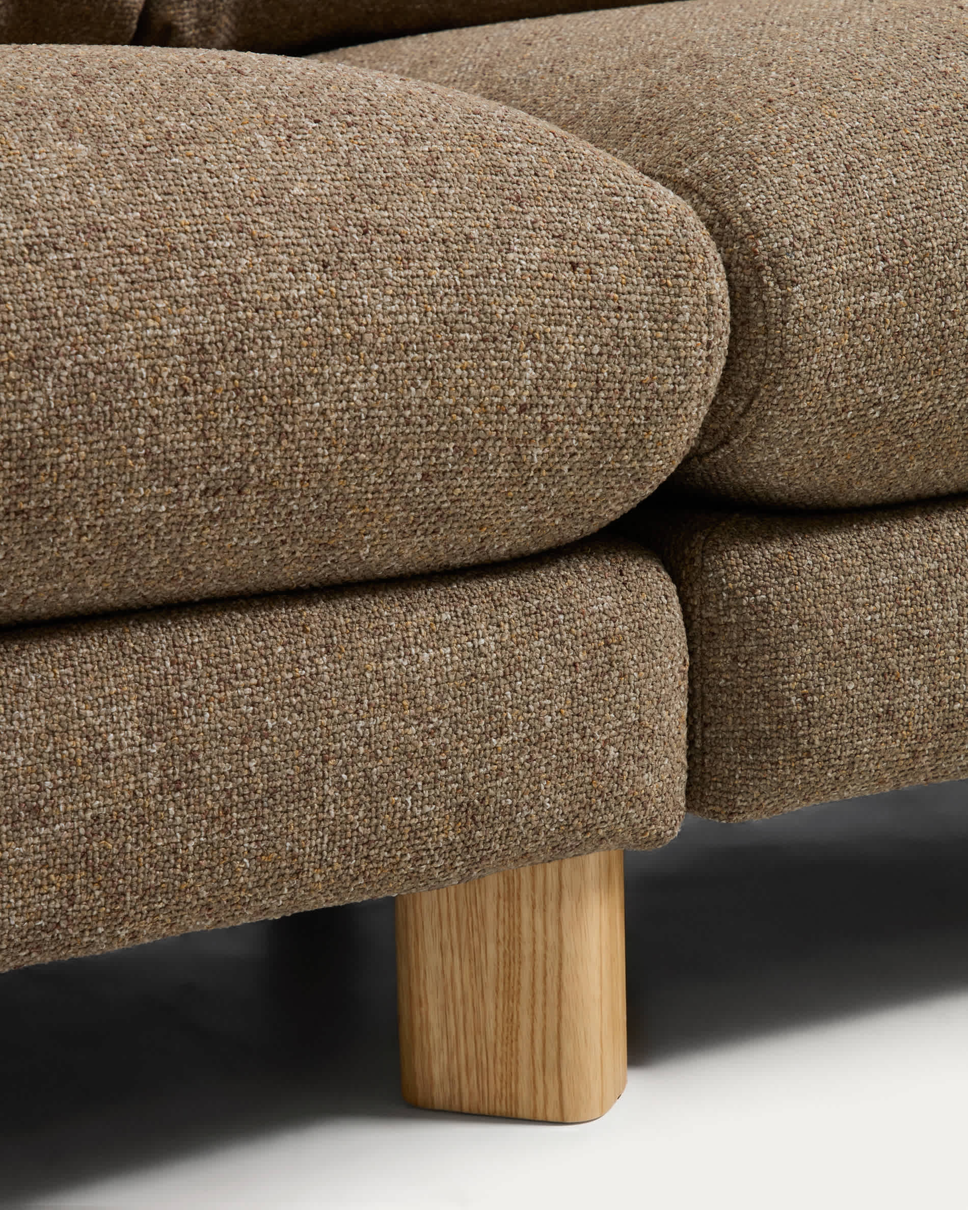 Vera light brown 5-seater corner sofa with natural-finish solid ash wood legs 330 x 330 cm FSC Mix Credit