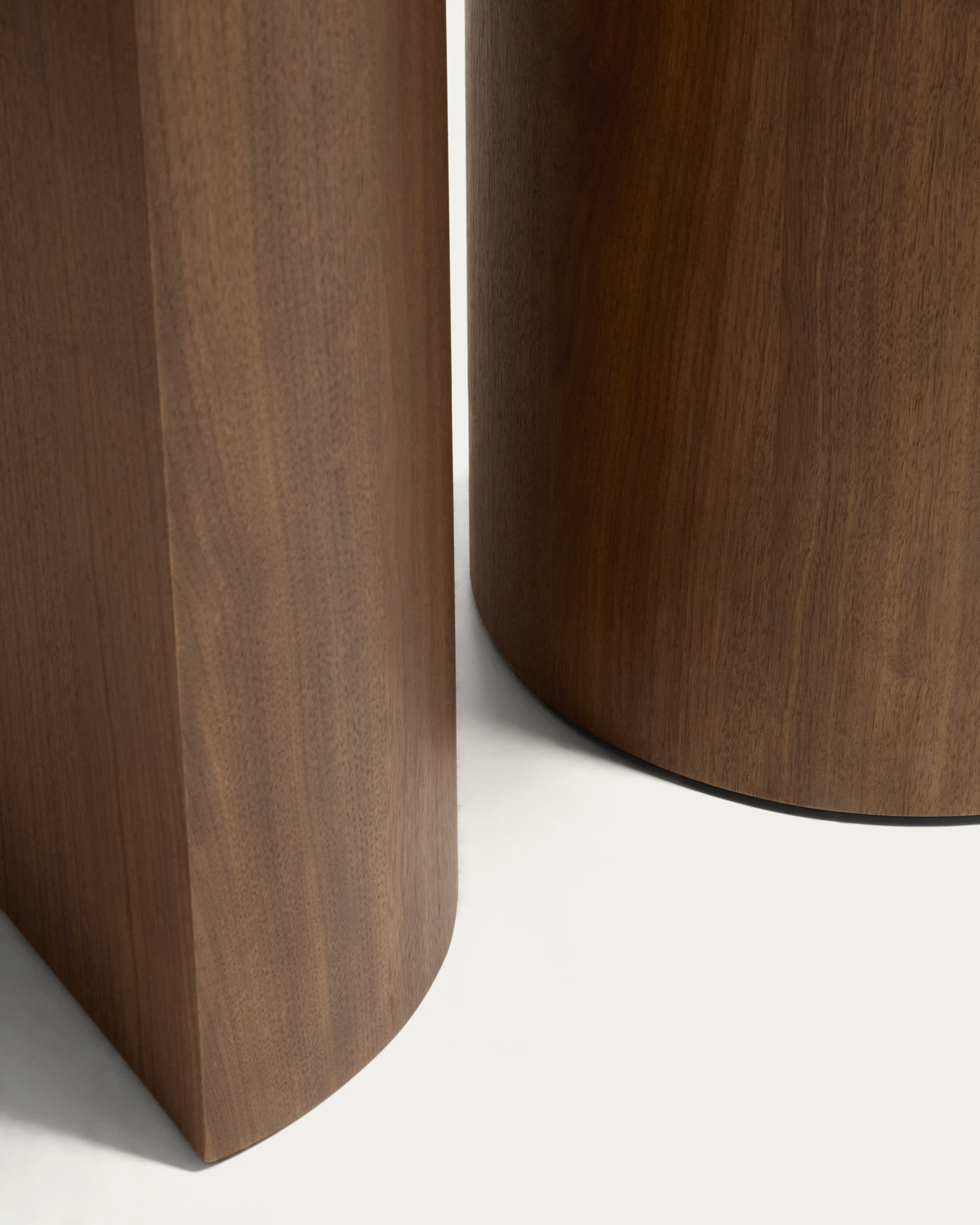Nealy round table with a walnut veneer in a dark finish, Ø 120 cm