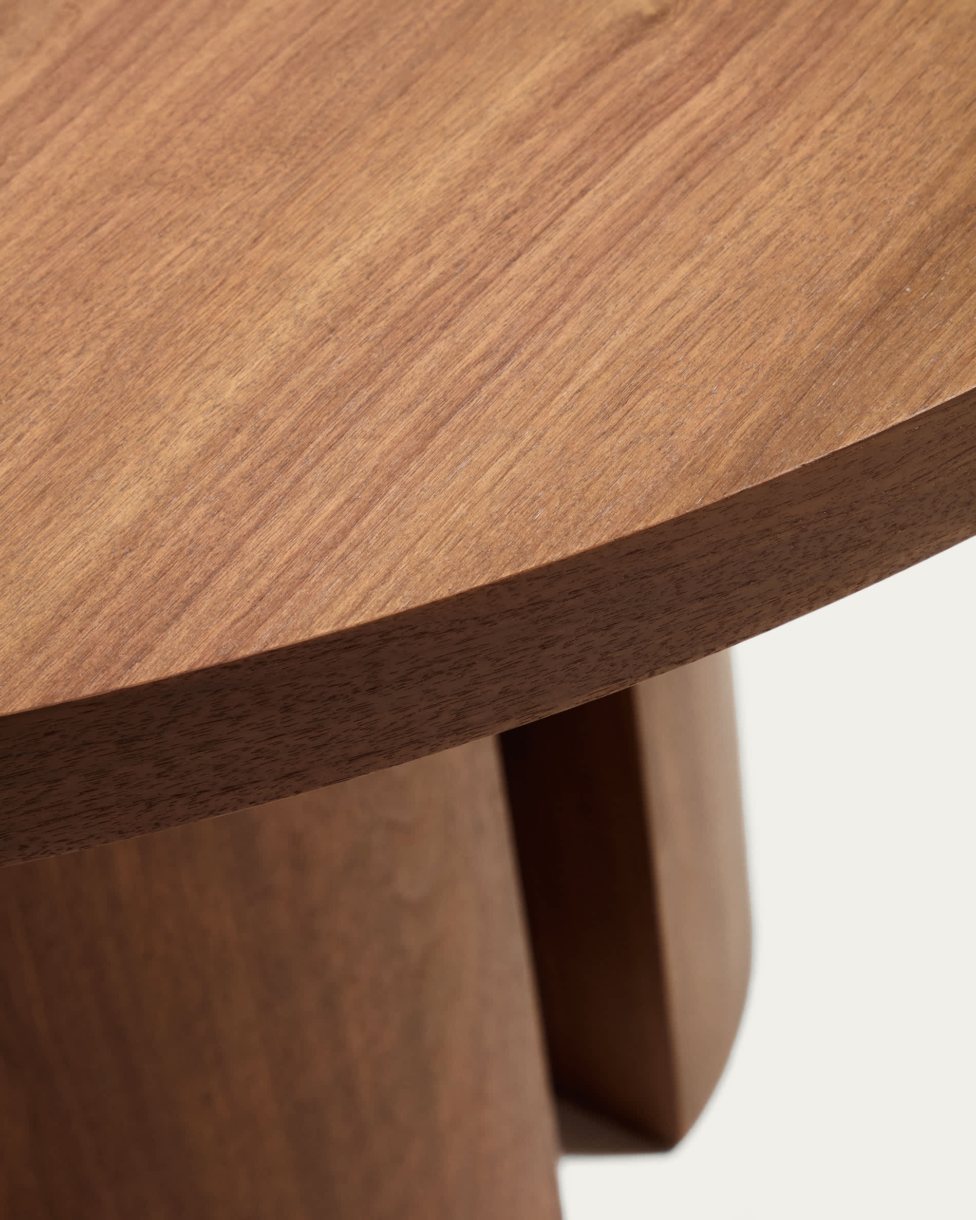 Table ronde Nealy en placage de noyer, finition foncée Ø — Kave Home