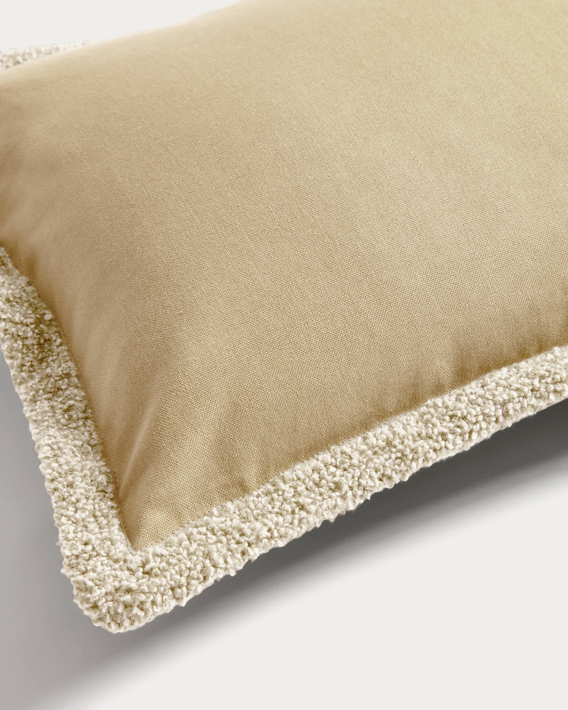 Olinan cushion cover with beige bouclé detailing 30 x 50 cm
