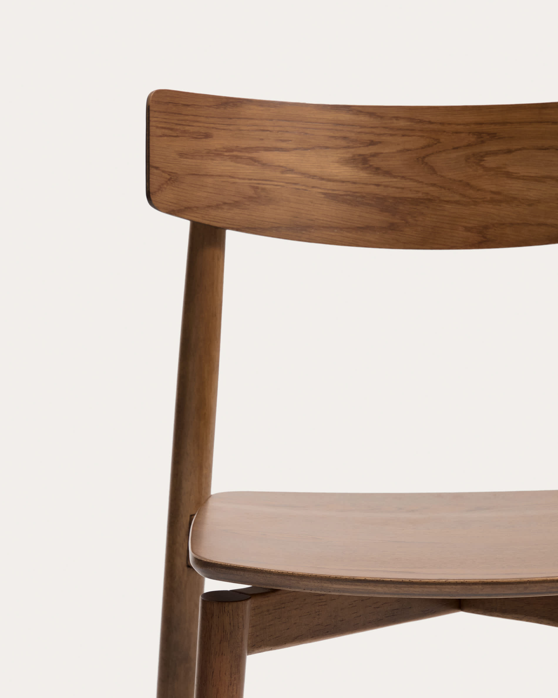 Evera chair in oak veneer with walnut finish