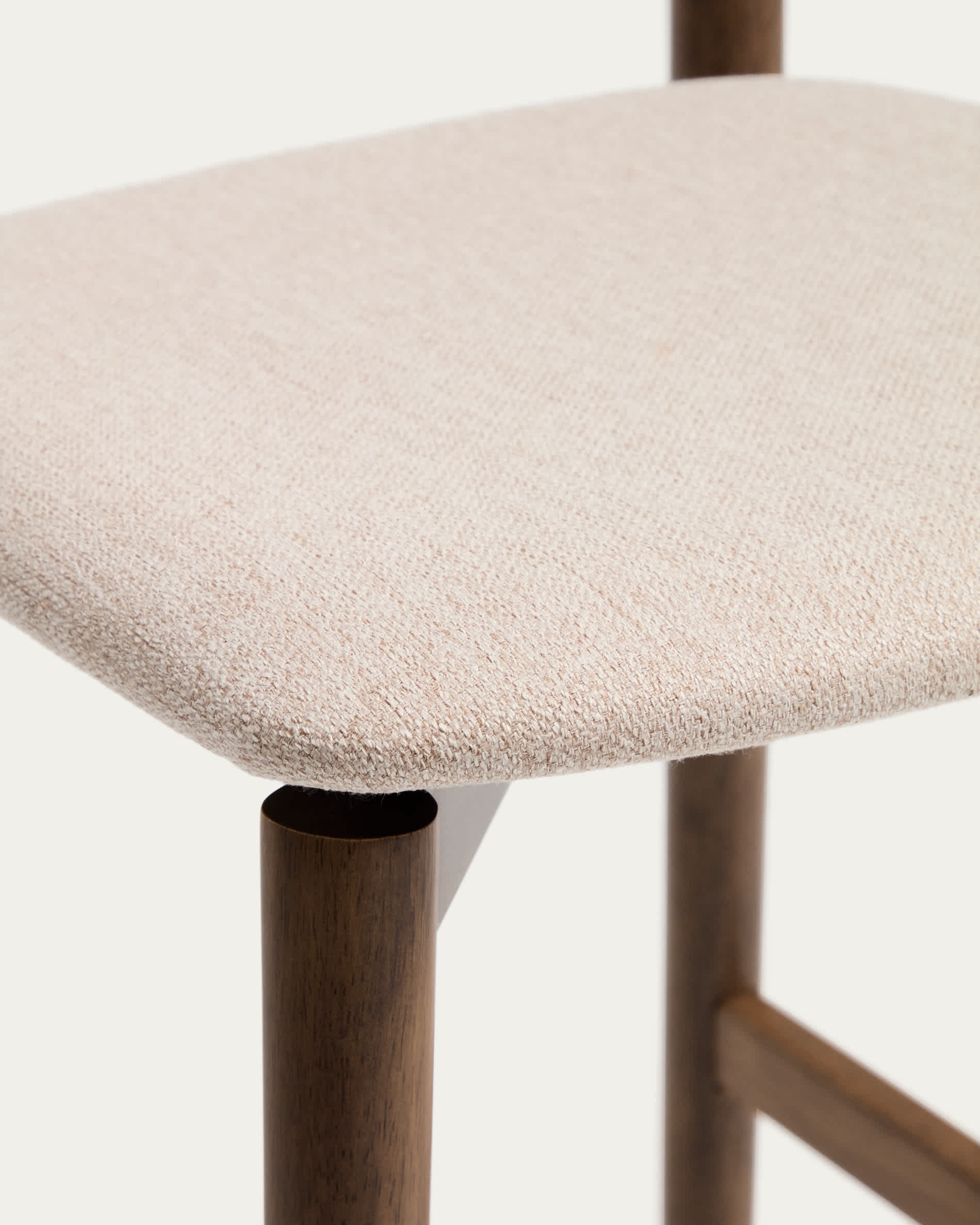Evera stool with backrest in oak veneer with walnut finish and brown chenille 65cm