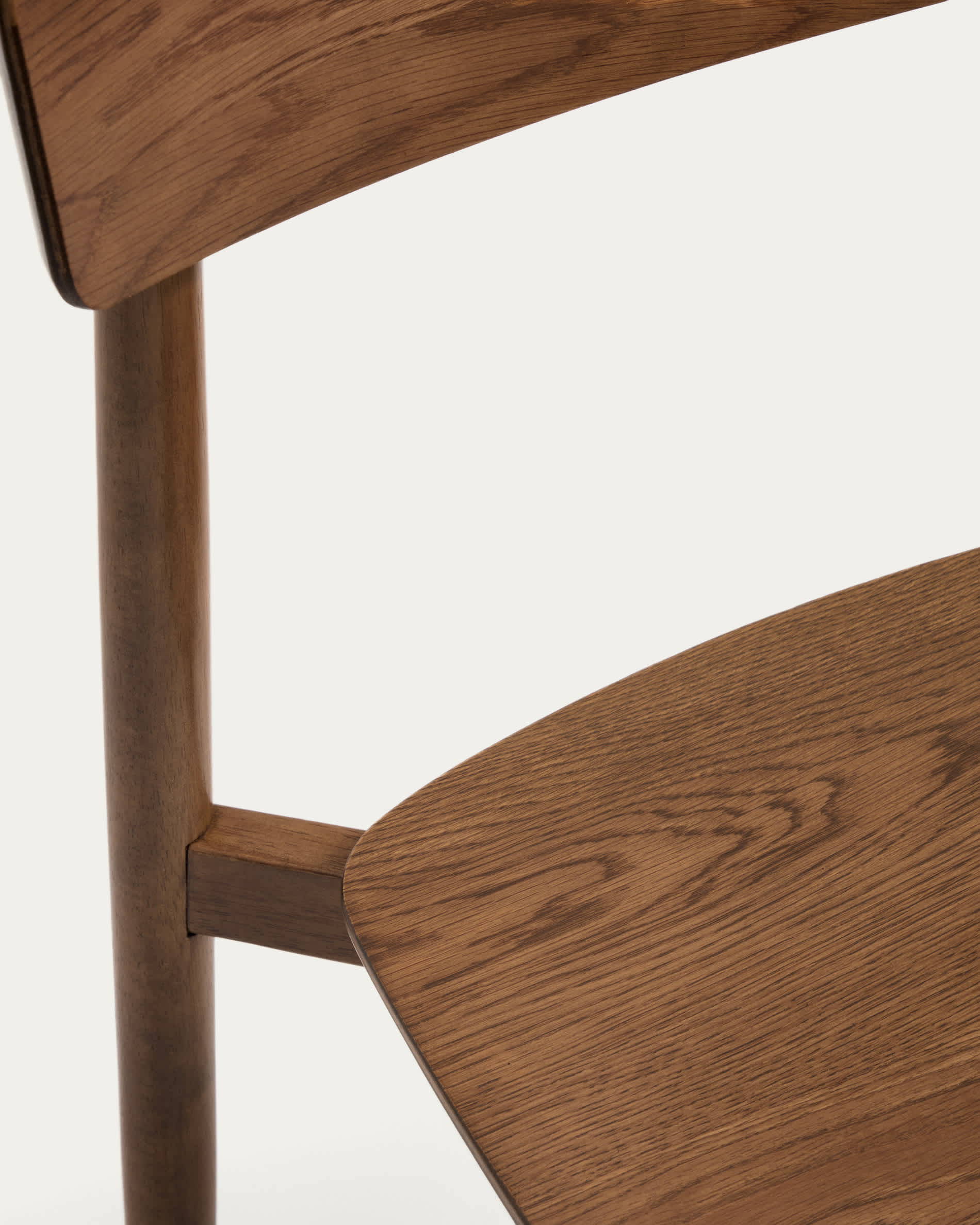 Evera chair in oak veneer with walnut finish