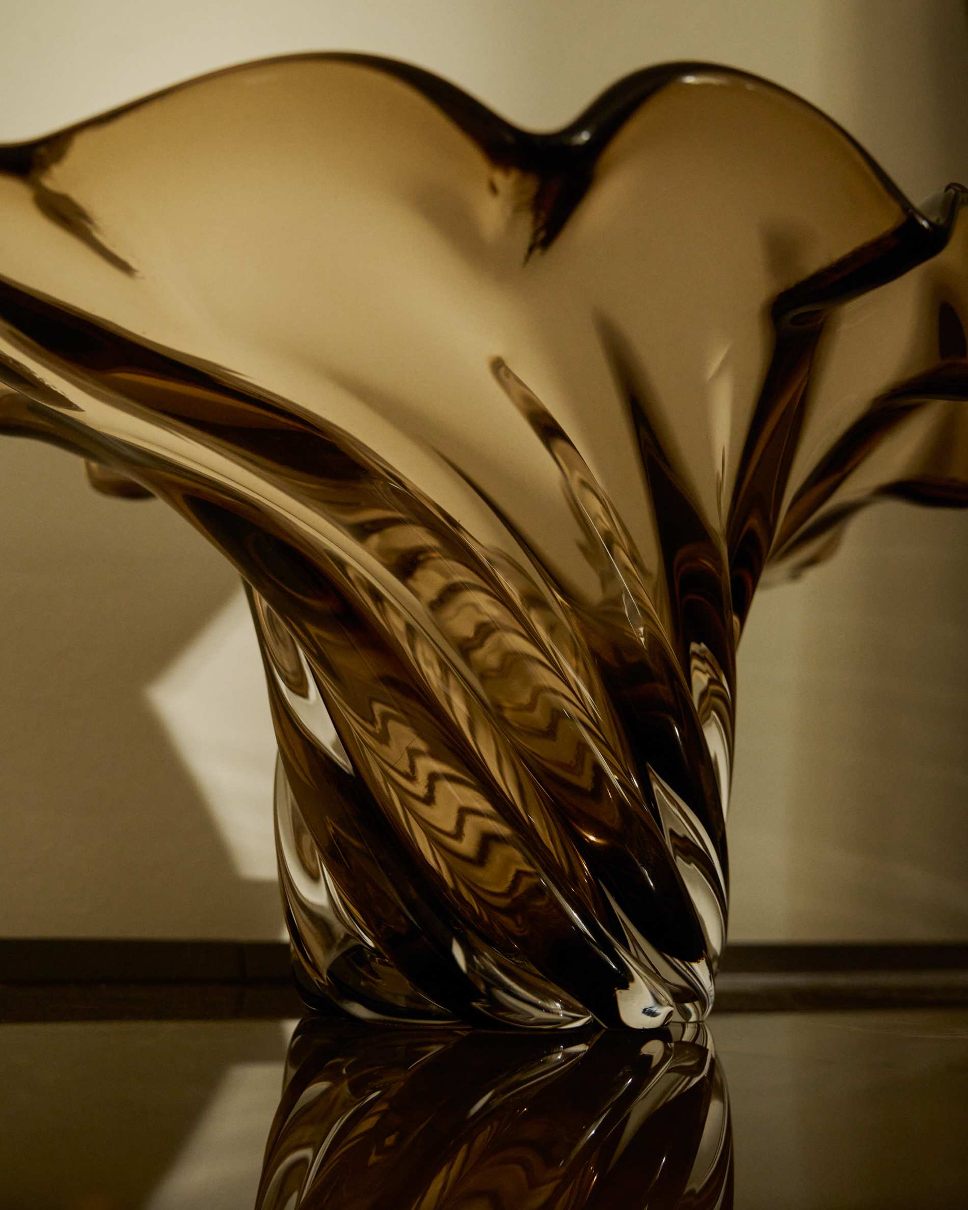 Lurea centrepiece in dark brown glass 57 x 37 cm