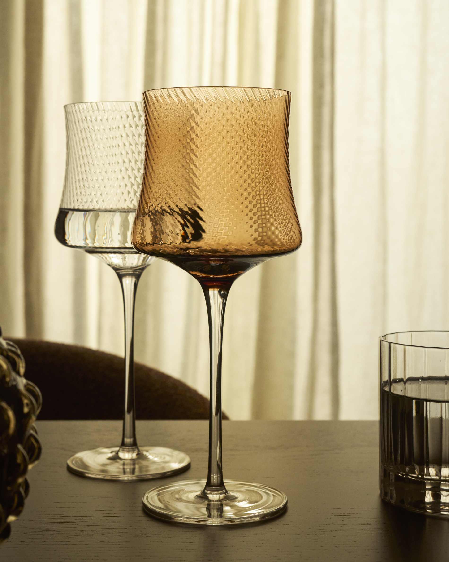 Auri embossed amber wine glass 46 cl
