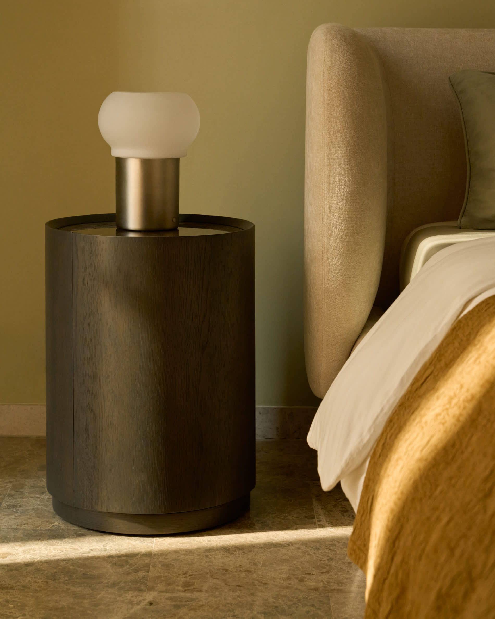 Nemore bedside table with 1 oak veneer drawer and Emperador marble-effect ceramic top, FSC Mix Credit, Ø 40 cm