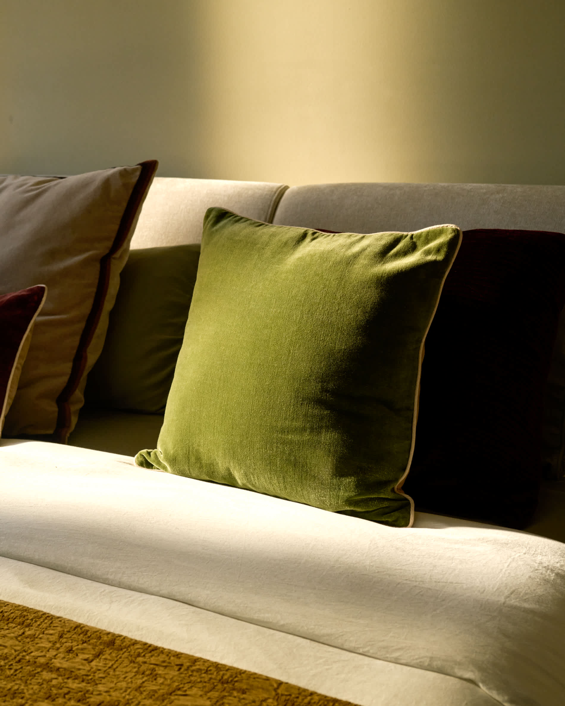 Ovelin green and ecru velvet cushion cover 45 x 45 cm