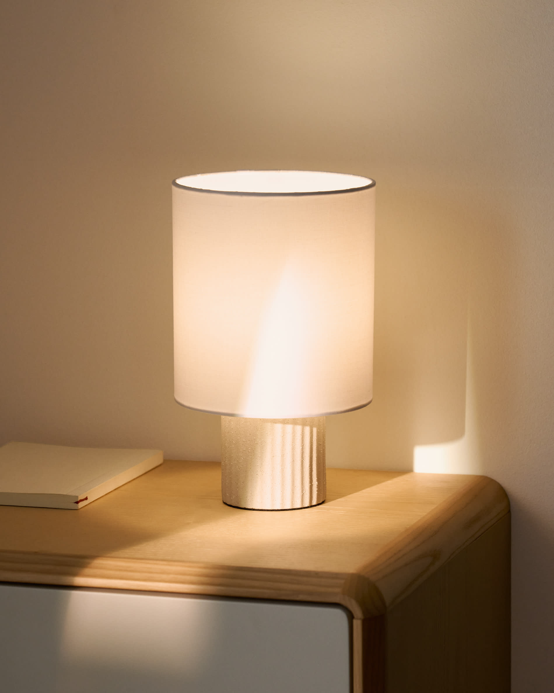 Eshe ceramic table lamp with beige finish