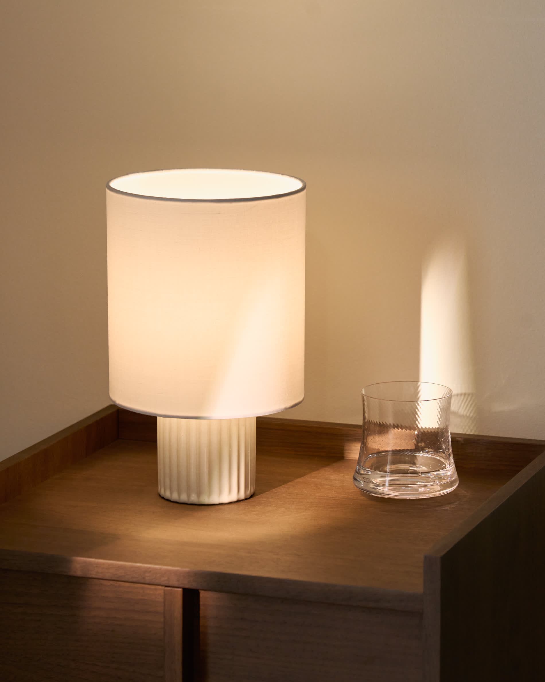 Eshe ceramic table lamp with white finish