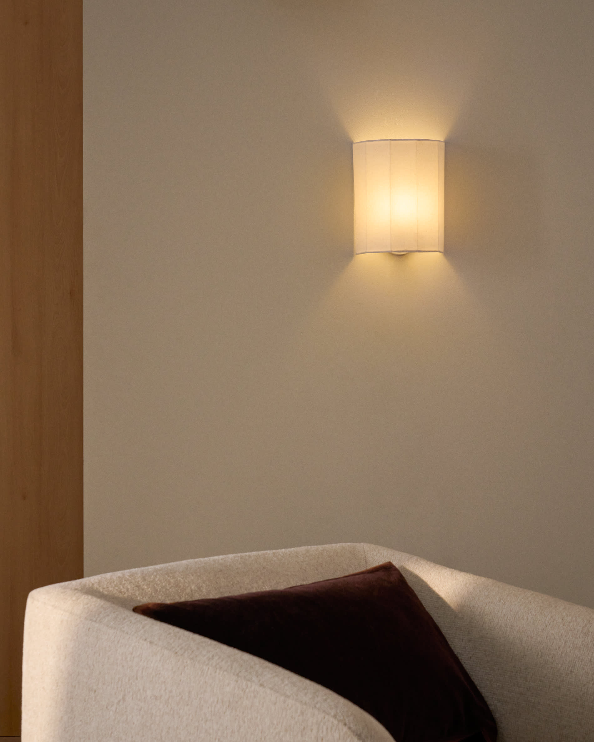 Lumeni beige rubberwood and linen wall-mounted light fixture 20 cm