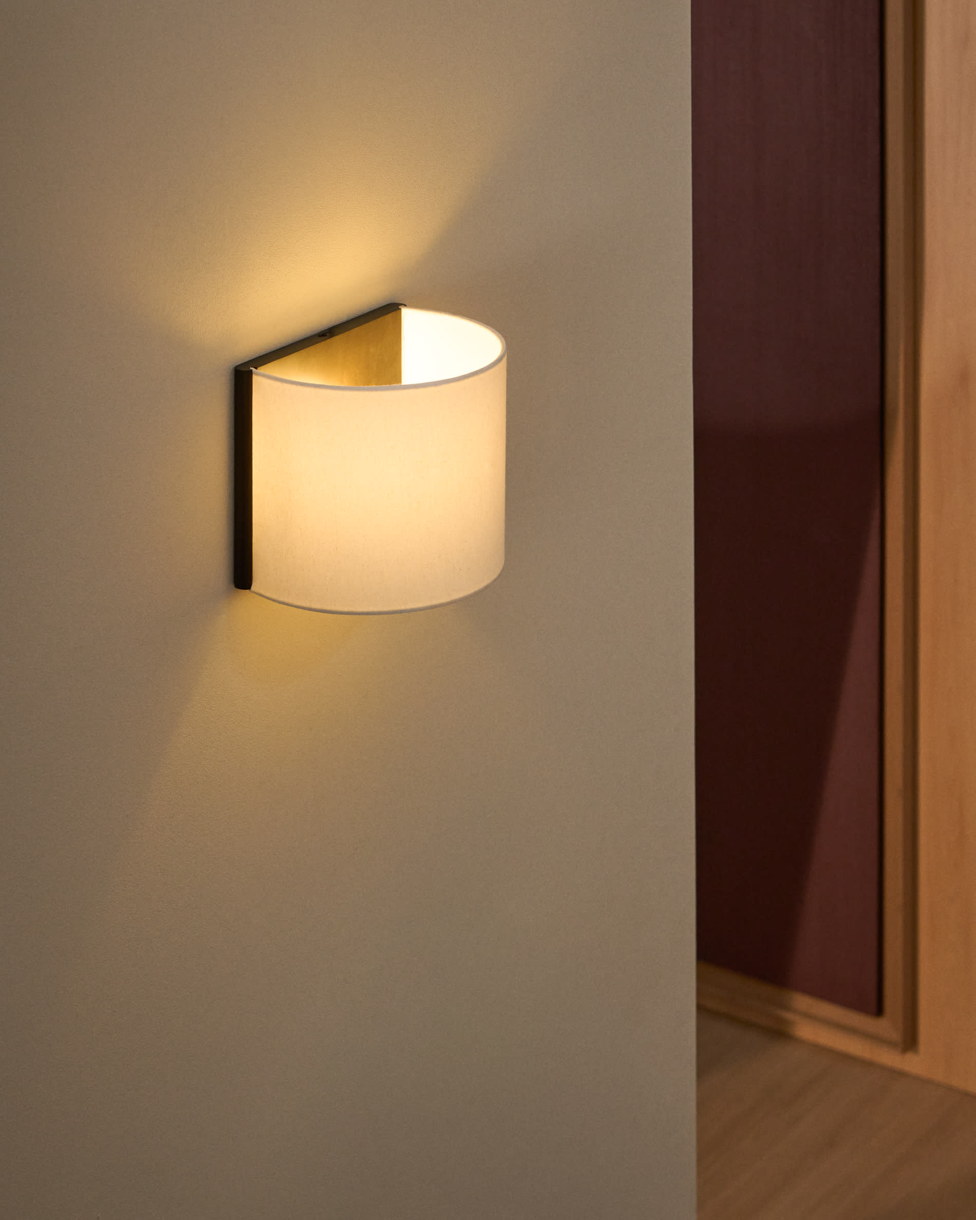 Umbran wall-mounted light fixture in dark brown rubberwood and beige linen