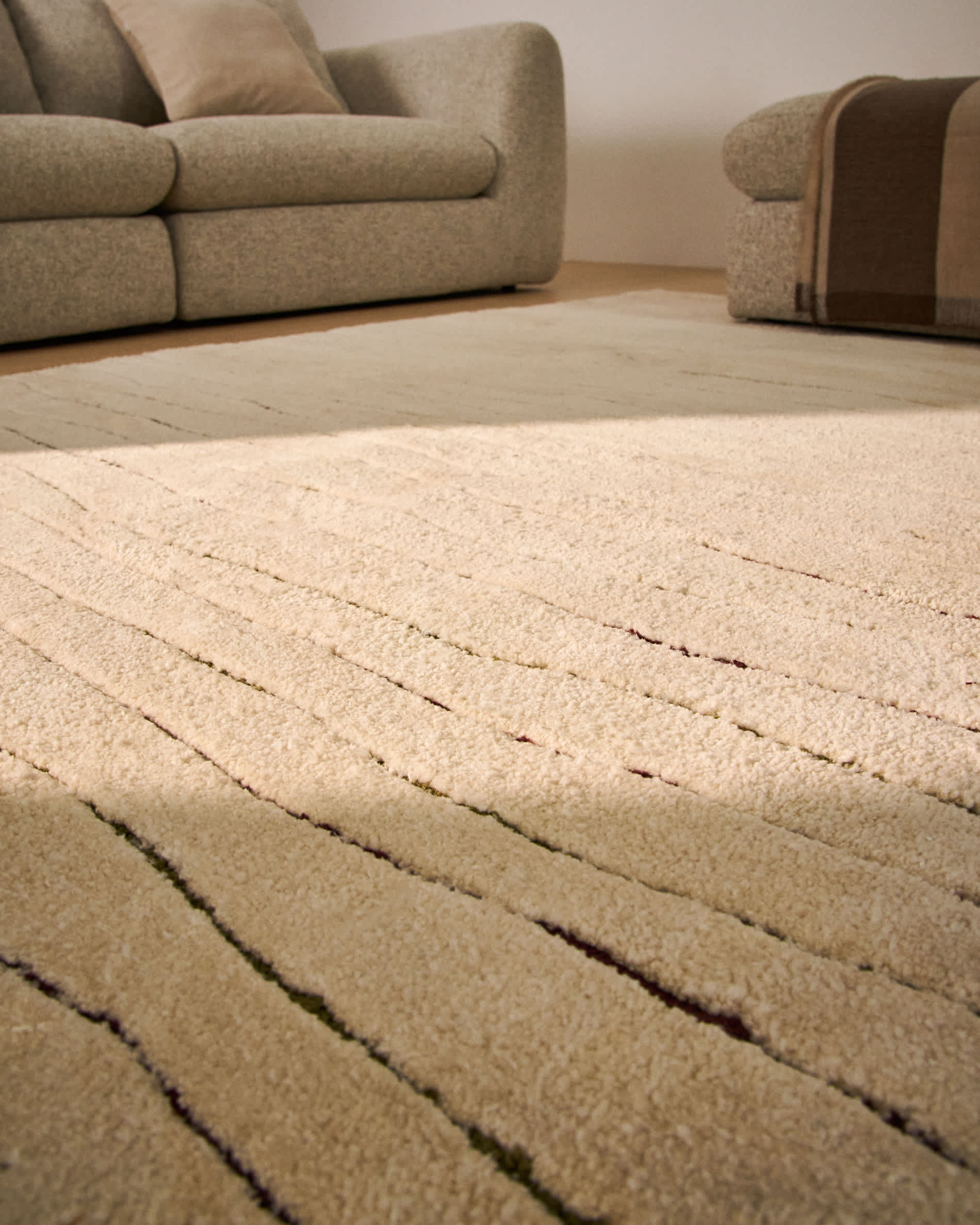 Loram beige fur-effect rug 200 x 300 cm