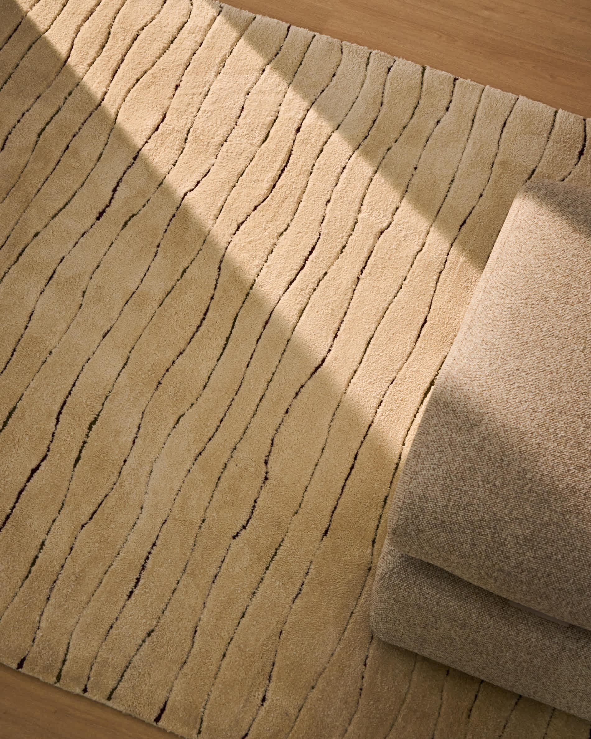 Loram beige fur-effect rug 200 x 300 cm